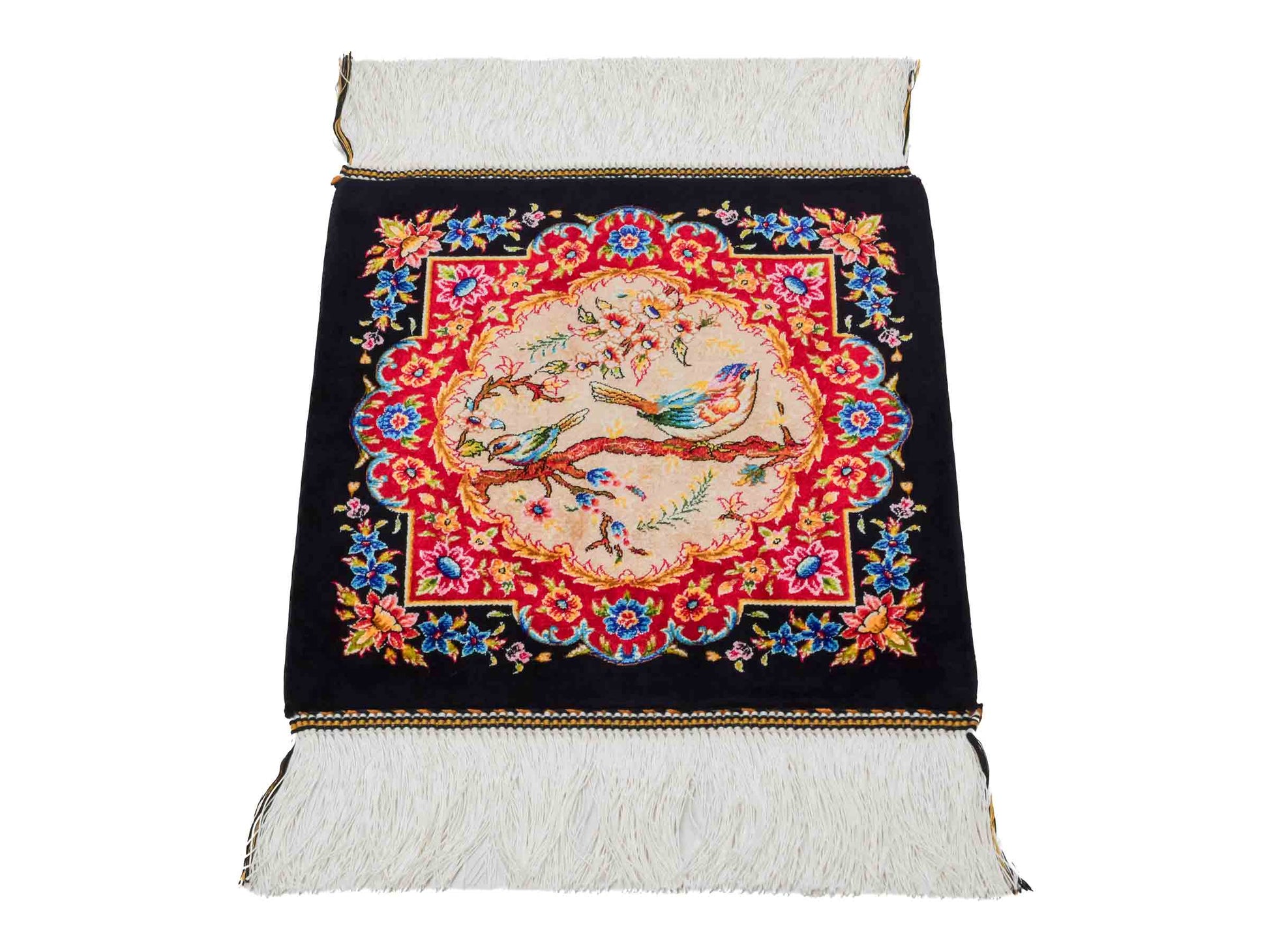 Ghom Maschinenteppich "Khosrow" 35 x 35 cm aus pflanzlicher Seide (Viskose) mit Bildmotiv, Schwarz, Beige, Rot. Teppichnummer: V52BK012H Persian Luxury Collection by Khademi. Made in Iran / Persia – Vertrieb durch JUPITER Intl.