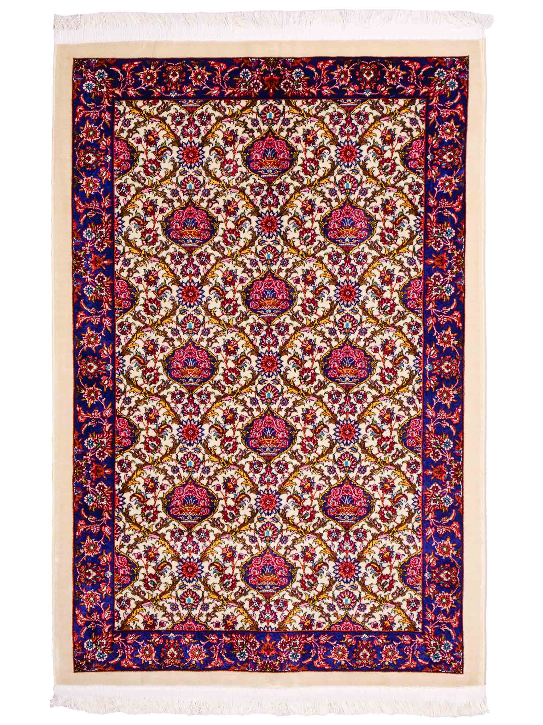 Ghom Maschinenteppich "Kiyumars" 90 x 60 cm aus pflanzlicher Seide (Viskose), Allover-Design, Cremeweiß, Blau, Rot. Teppichnummer: V53CR054M. Persian Luxury Collection by Khademi. Made in Iran / Persia – Vertrieb durch JUPITER Intl.