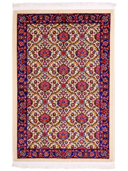 Ghom Maschinenteppich "Kiyumars" 90 x 60 cm aus pflanzlicher Seide (Viskose), Allover-Design, Cremeweiß, Blau, Rot. Teppichnummer: V53CR054M. Persian Luxury Collection by Khademi. Made in Iran / Persia – Vertrieb durch JUPITER Intl.