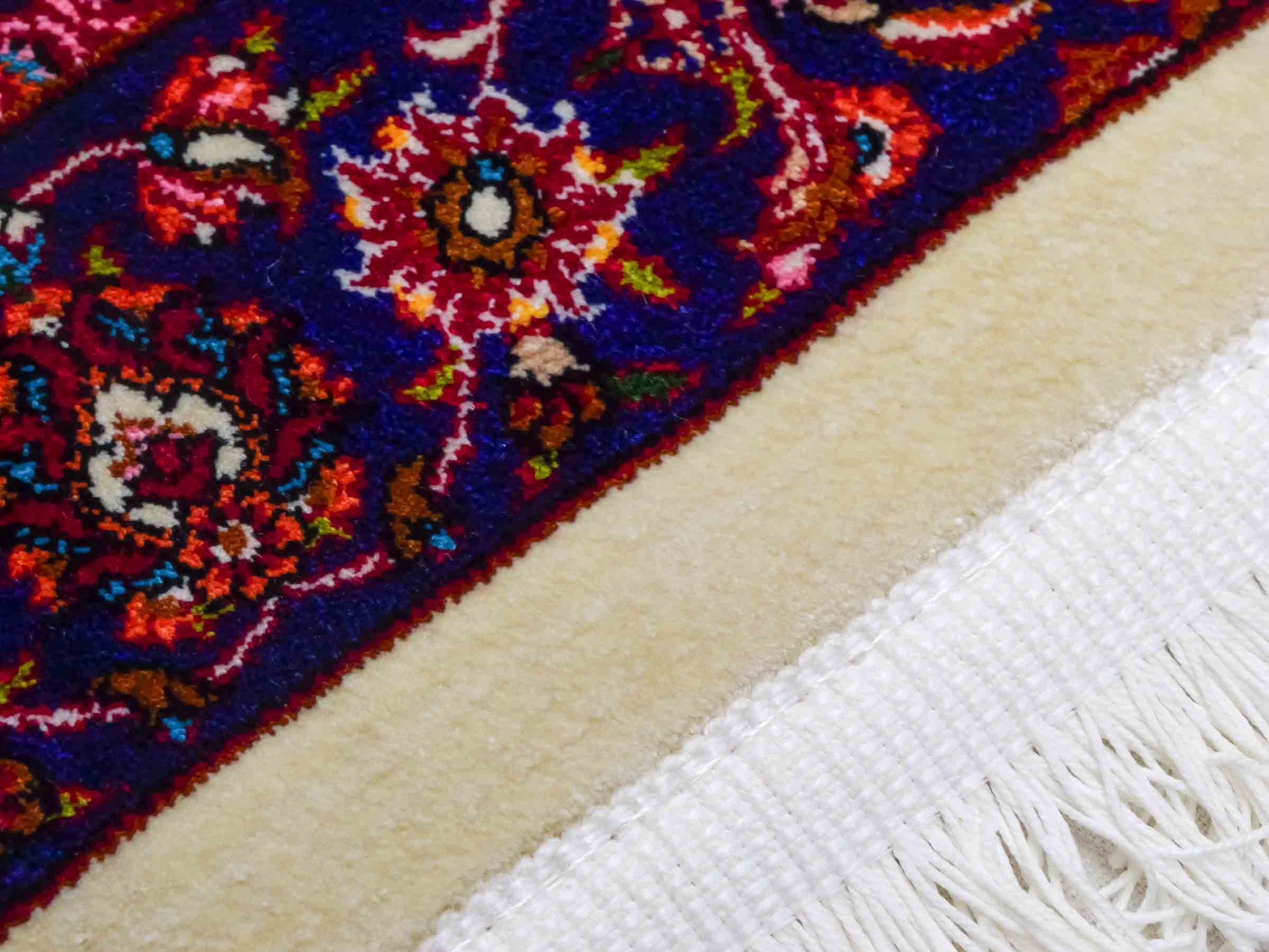 Ghom Maschinenteppich "Kiyumars" 90 x 60 cm aus pflanzlicher Seide (Viskose), Allover-Design, Cremeweiß, Blau, Rot. Teppichnummer: V53CR054M. Persian Luxury Collection by Khademi. Made in Iran / Persia – Vertrieb durch JUPITER Intl.