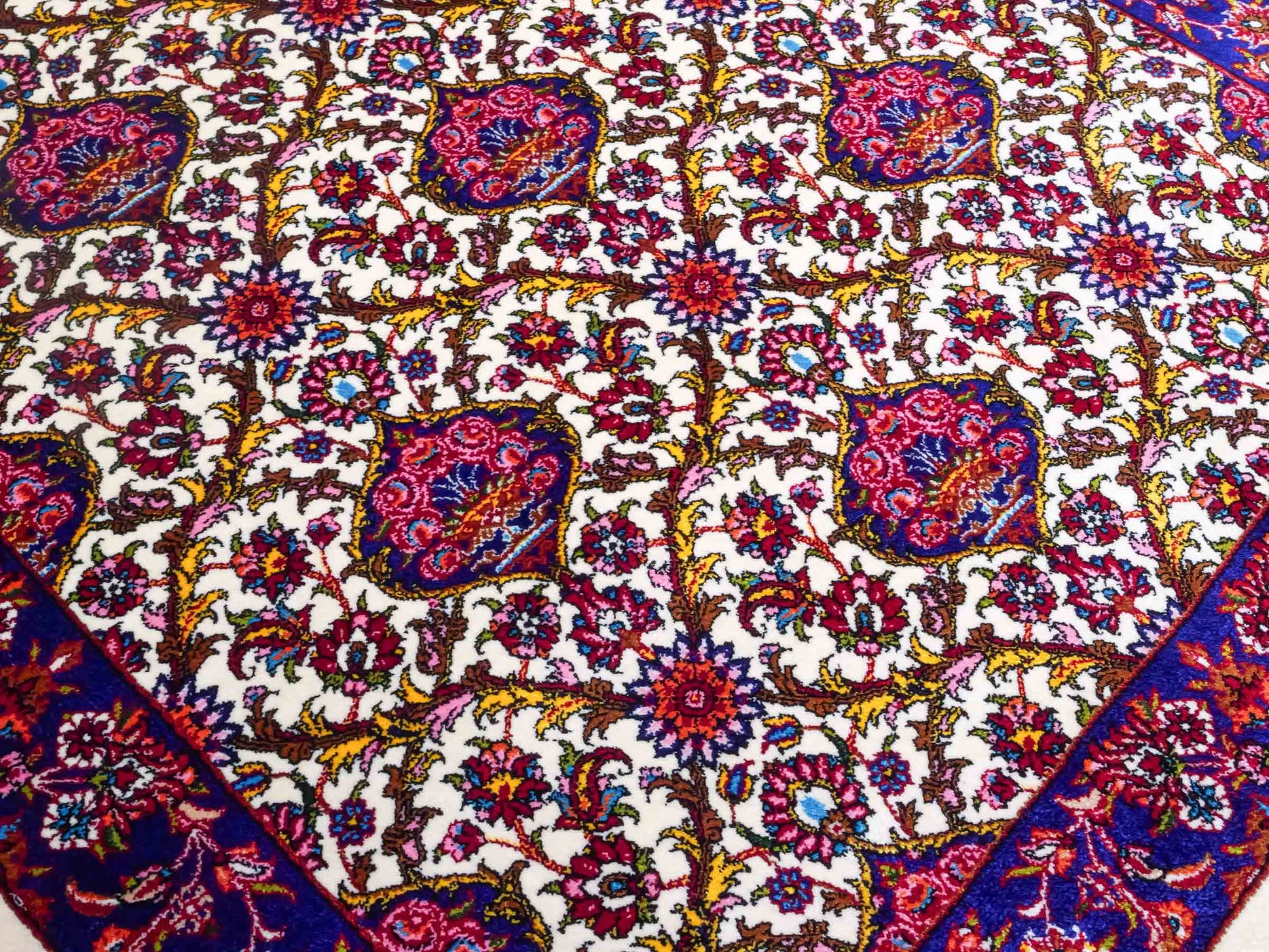 Ghom Maschinenteppich "Kiyumars" 90 x 60 cm aus pflanzlicher Seide (Viskose), Allover-Design, Cremeweiß, Blau, Rot. Teppichnummer: V53CR054M. Persian Luxury Collection by Khademi. Made in Iran / Persia – Vertrieb durch JUPITER Intl.