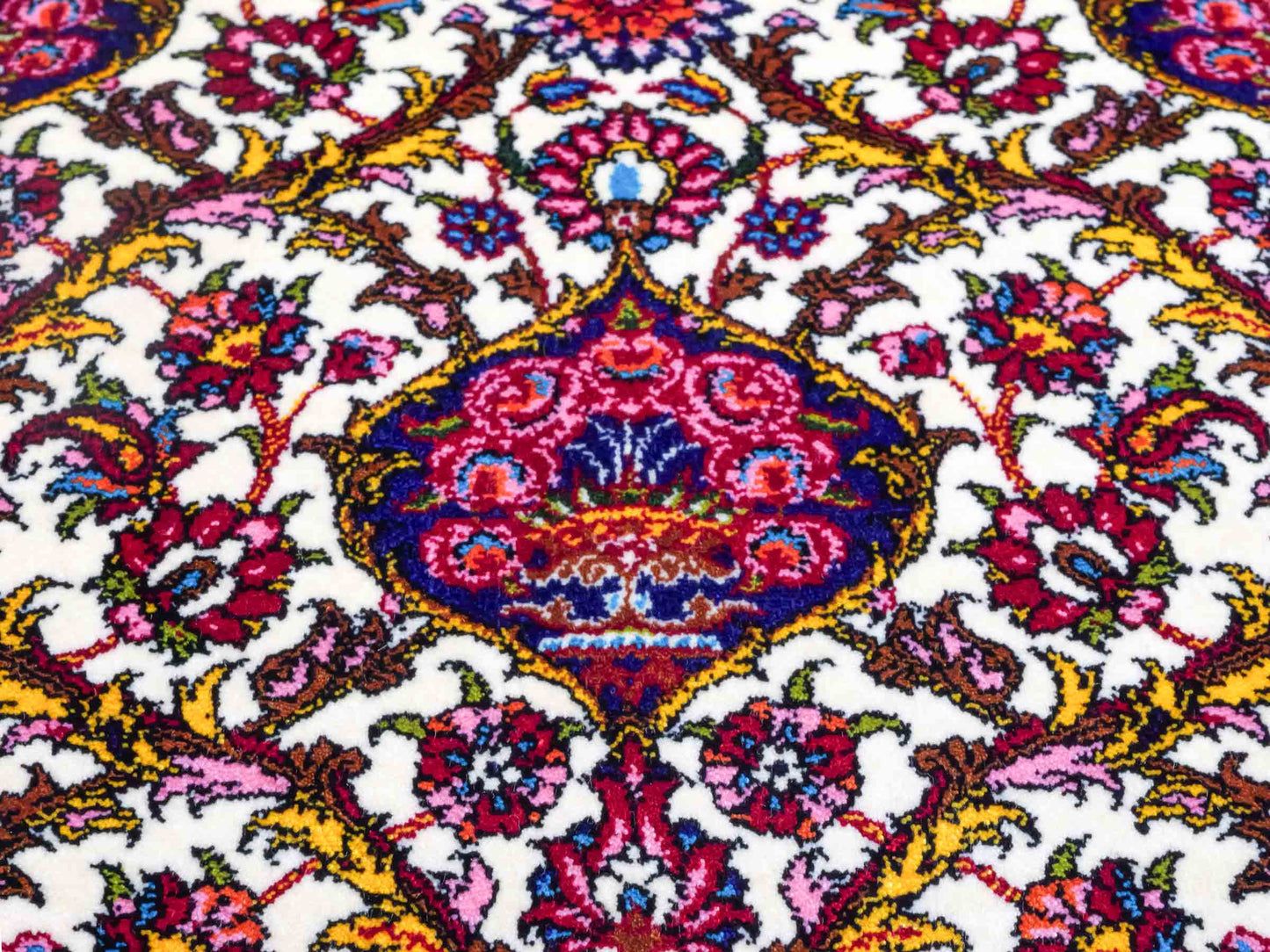Ghom Maschinenteppich "Kiyumars" 90 x 60 cm aus pflanzlicher Seide (Viskose), Allover-Design, Cremeweiß, Blau, Rot. Teppichnummer: V53CR054M. Persian Luxury Collection by Khademi. Made in Iran / Persia – Vertrieb durch JUPITER Intl.