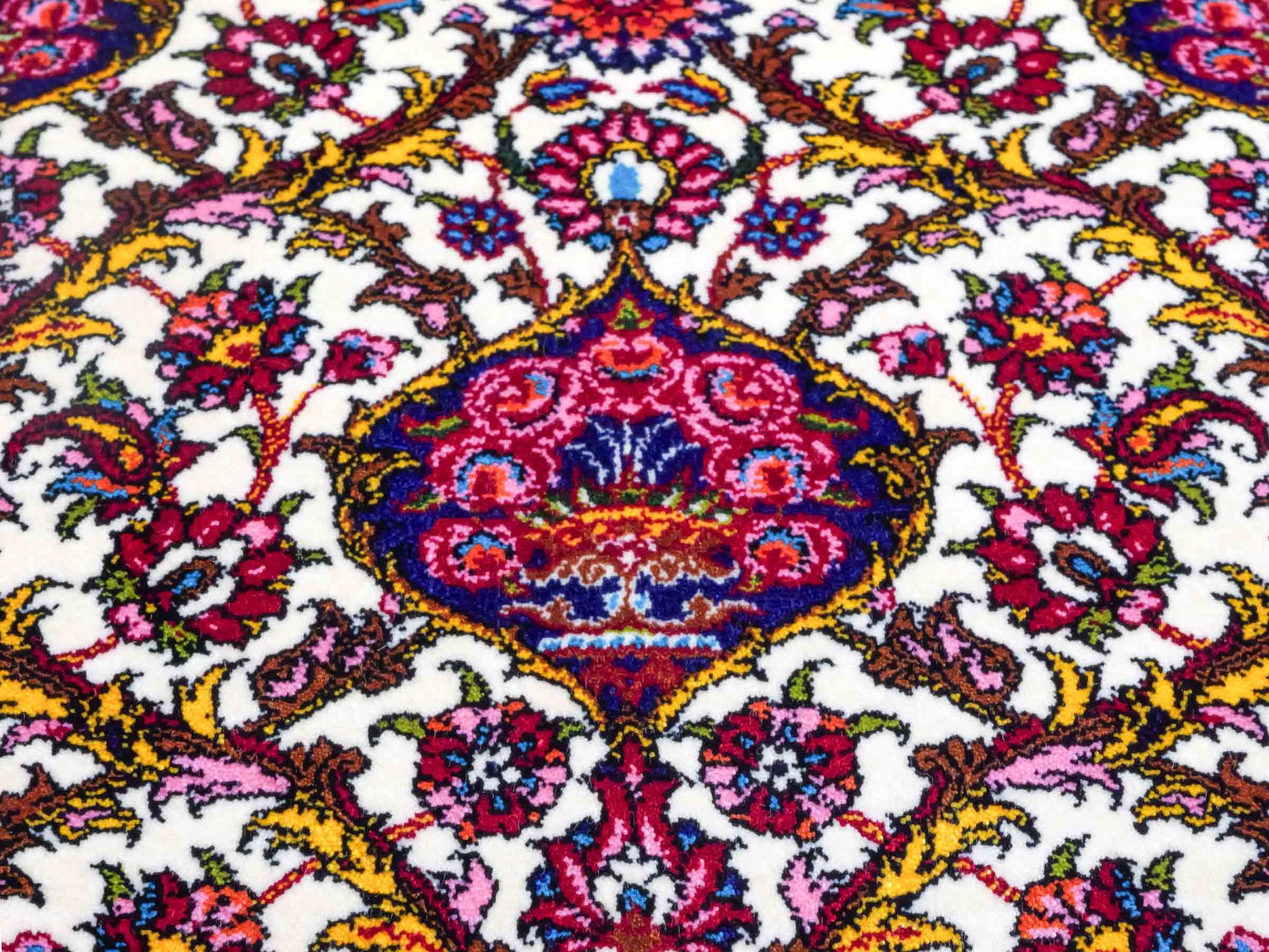 Ghom Maschinenteppich "Kiyumars" 90 x 60 cm aus pflanzlicher Seide (Viskose), Allover-Design, Cremeweiß, Blau, Rot. Teppichnummer: V53CR054M. Persian Luxury Collection by Khademi. Made in Iran / Persia – Vertrieb durch JUPITER Intl.