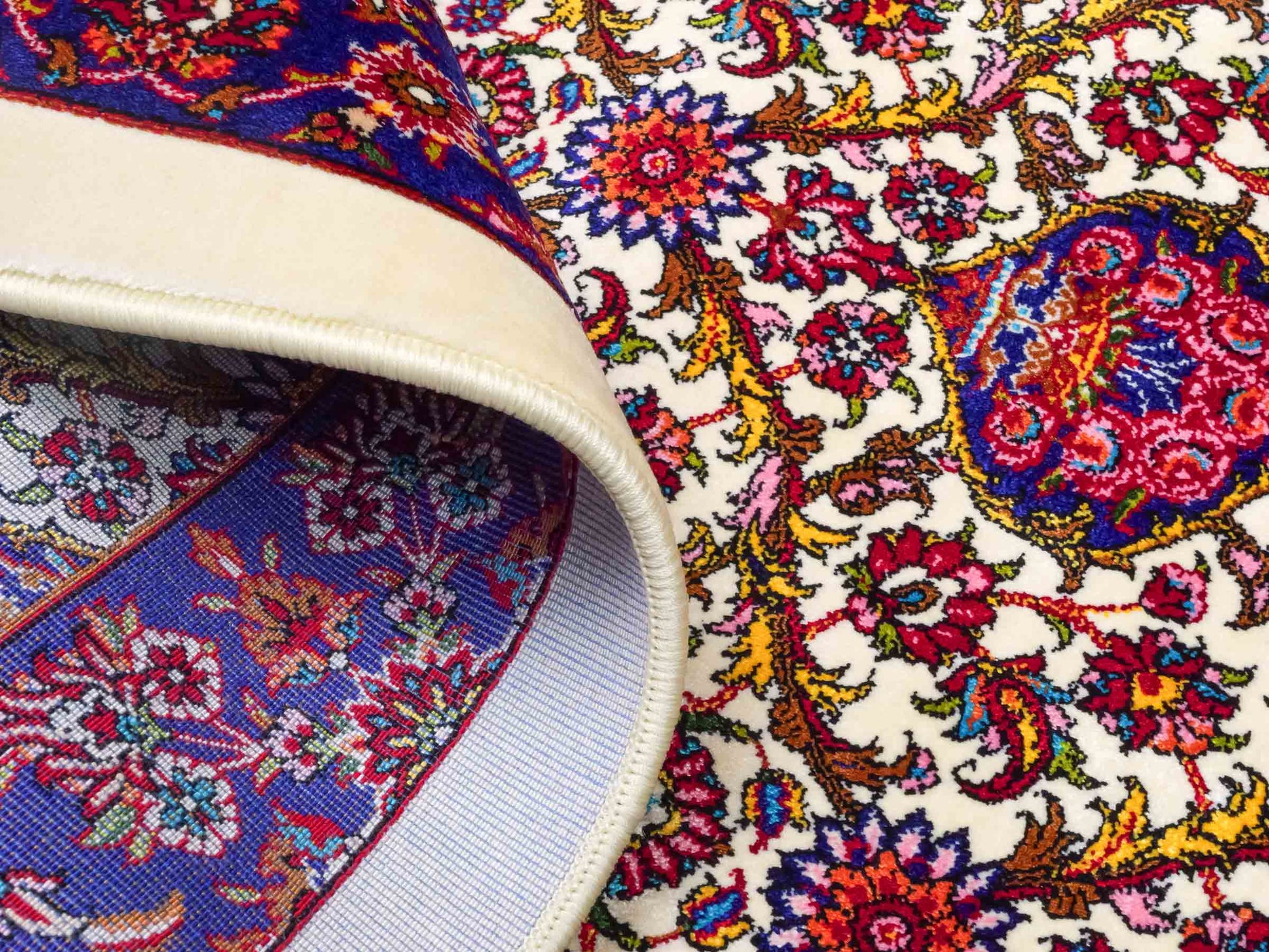 Ghom Maschinenteppich "Kiyumars" 90 x 60 cm aus pflanzlicher Seide (Viskose), Allover-Design, Cremeweiß, Blau, Rot. Teppichnummer: V53CR054M. Persian Luxury Collection by Khademi. Made in Iran / Persia – Vertrieb durch JUPITER Intl.