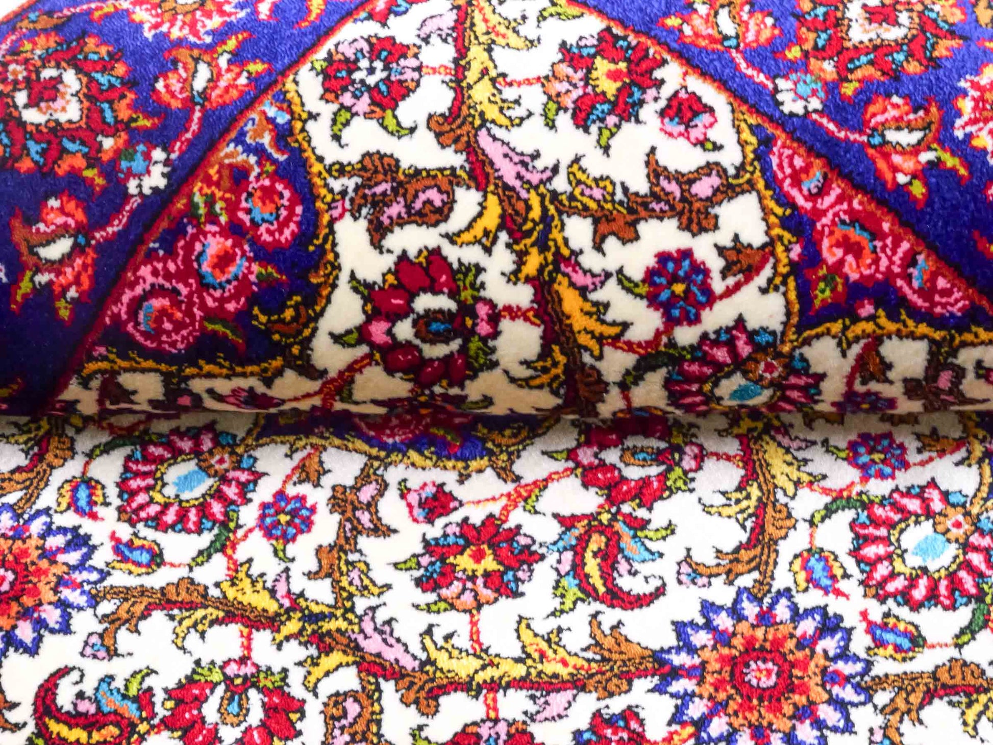 Ghom Maschinenteppich "Kiyumars" 90 x 60 cm aus pflanzlicher Seide (Viskose), Allover-Design, Cremeweiß, Blau, Rot. Teppichnummer: V53CR054M. Persian Luxury Collection by Khademi. Made in Iran / Persia – Vertrieb durch JUPITER Intl.