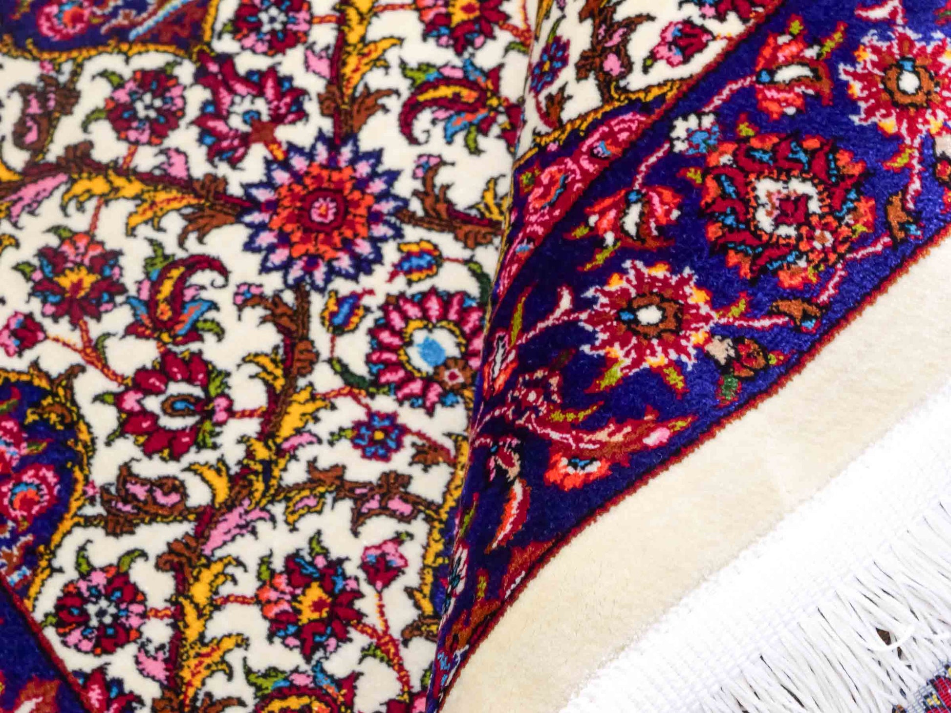 Ghom Maschinenteppich "Kiyumars" 90 x 60 cm aus pflanzlicher Seide (Viskose), Allover-Design, Cremeweiß, Blau, Rot. Teppichnummer: V53CR054M. Persian Luxury Collection by Khademi. Made in Iran / Persia – Vertrieb durch JUPITER Intl.
