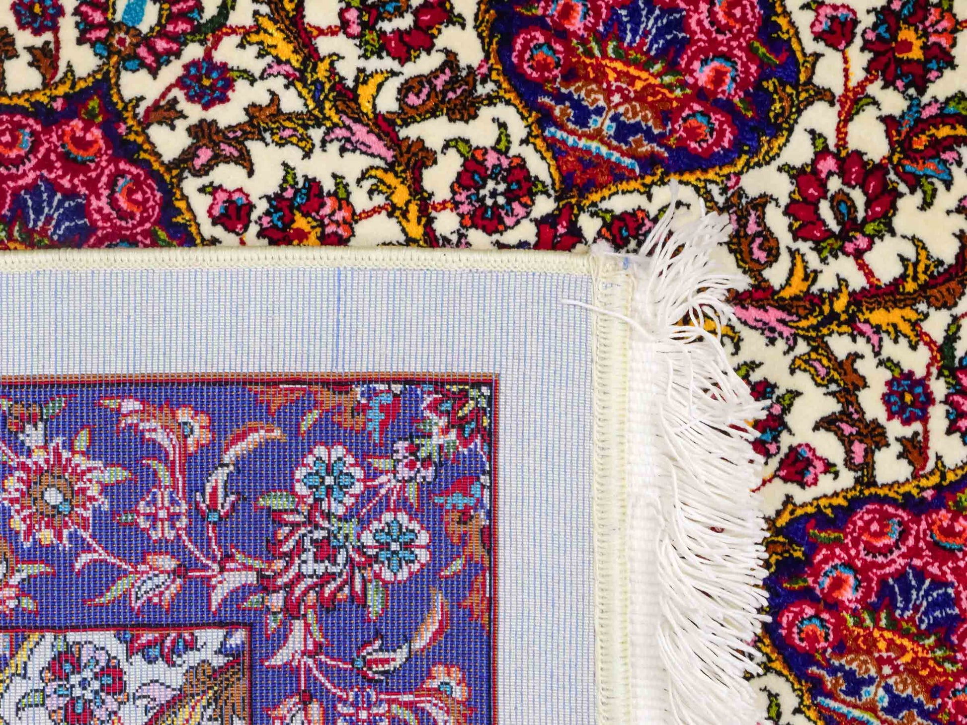 Ghom Maschinenteppich "Kiyumars" 90 x 60 cm aus pflanzlicher Seide (Viskose), Allover-Design, Cremeweiß, Blau, Rot. Teppichnummer: V53CR054M. Persian Luxury Collection by Khademi. Made in Iran / Persia – Vertrieb durch JUPITER Intl.