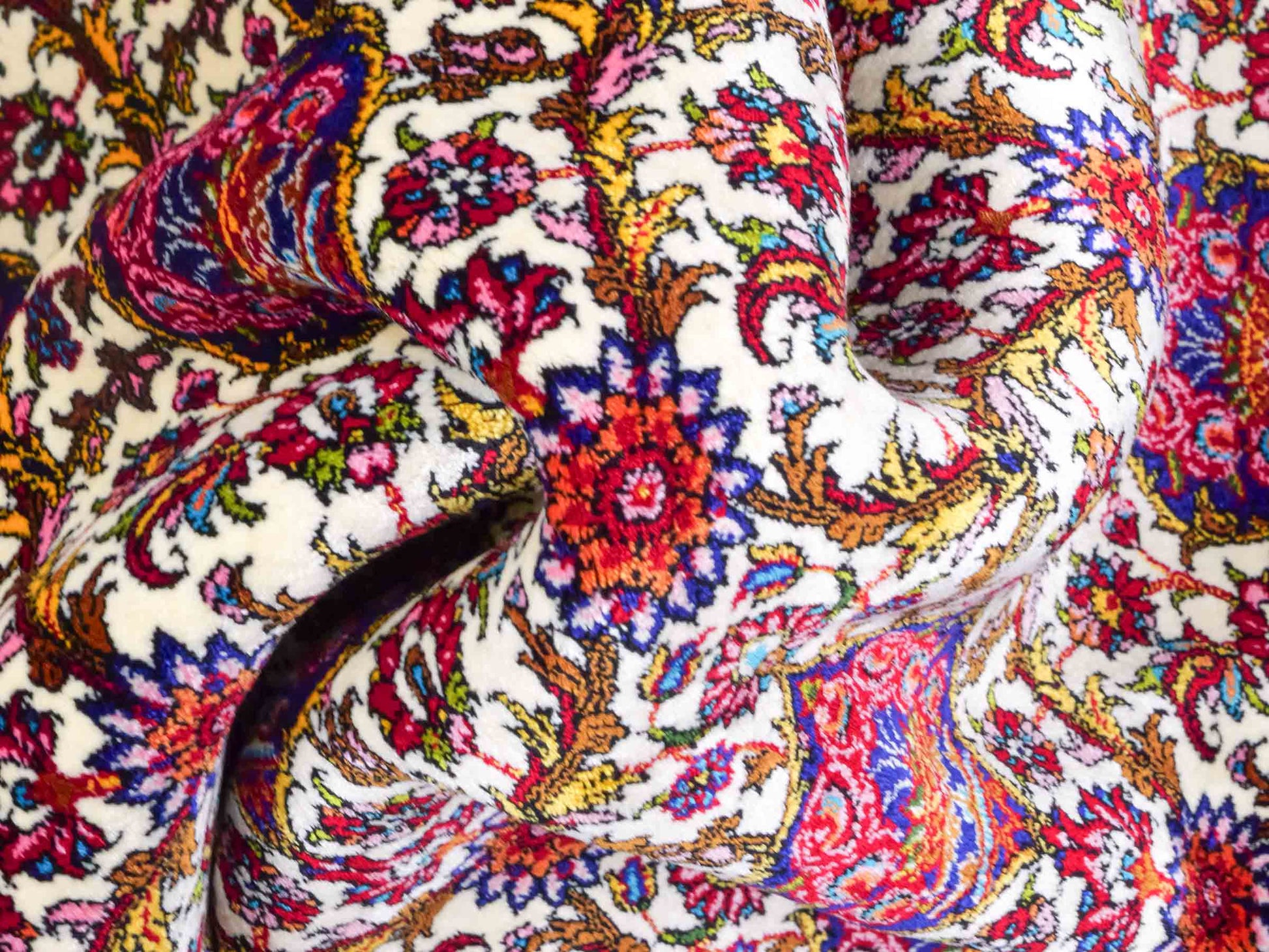 Ghom Maschinenteppich "Kiyumars" 90 x 60 cm aus pflanzlicher Seide (Viskose), Allover-Design, Cremeweiß, Blau, Rot. Teppichnummer: V53CR054M. Persian Luxury Collection by Khademi. Made in Iran / Persia – Vertrieb durch JUPITER Intl.