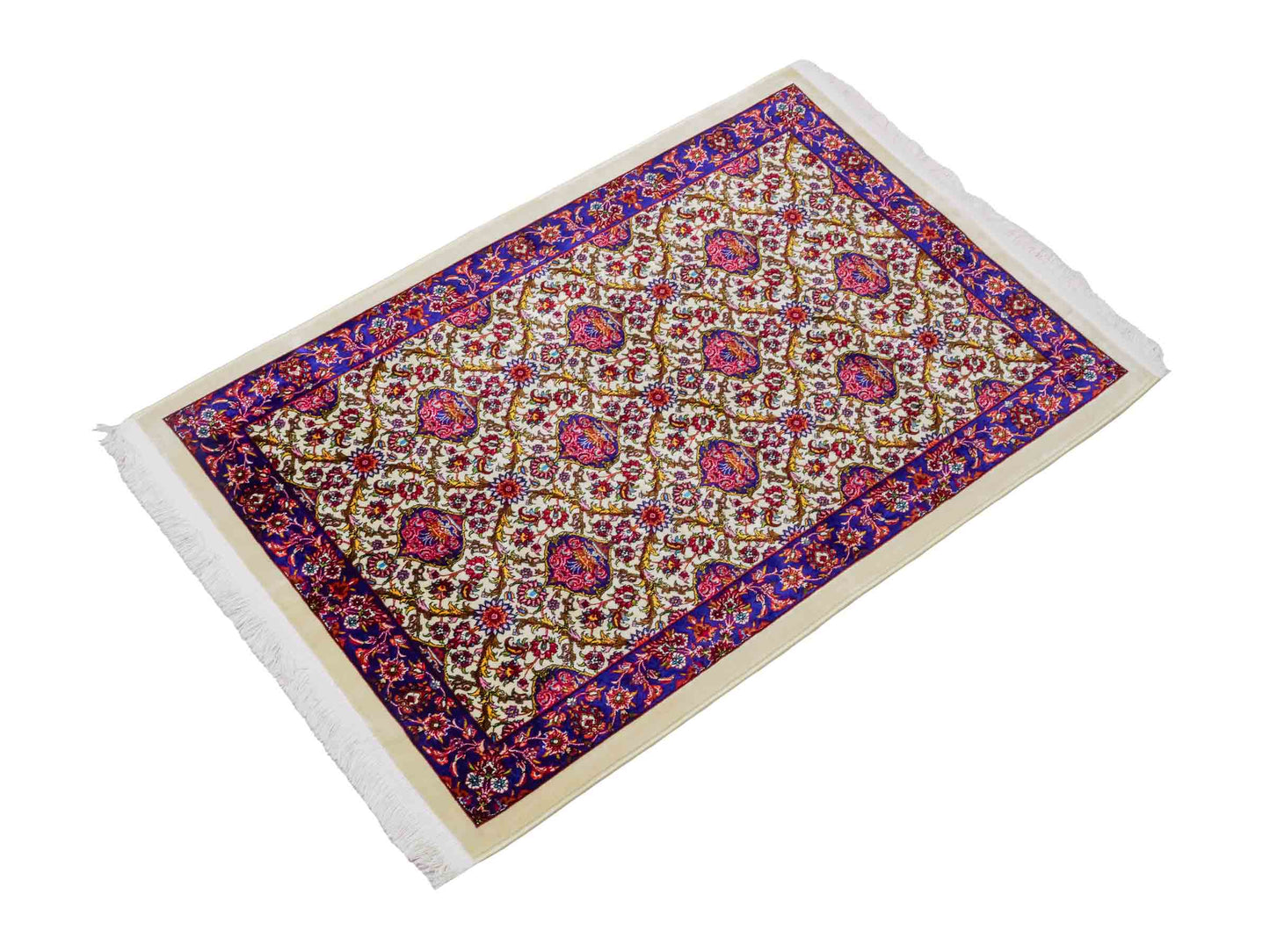 Ghom Maschinenteppich "Kiyumars" 90 x 60 cm aus pflanzlicher Seide (Viskose), Allover-Design, Cremeweiß, Blau, Rot. Teppichnummer: V53CR054M. Persian Luxury Collection by Khademi. Made in Iran / Persia – Vertrieb durch JUPITER Intl.