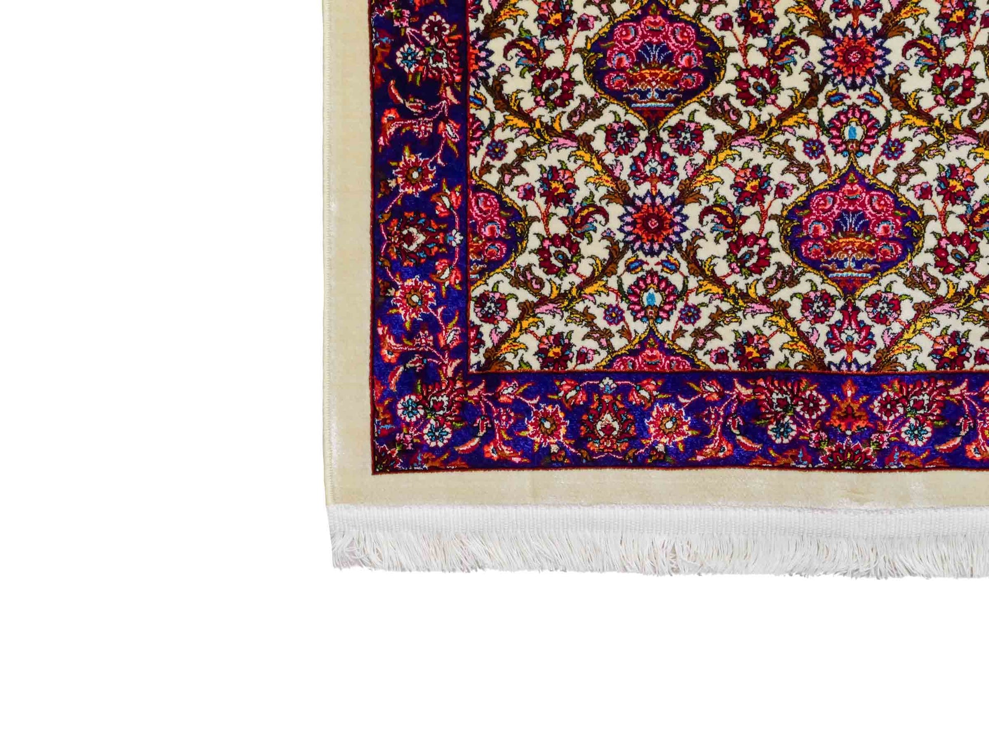 Ghom Maschinenteppich "Kiyumars" 90 x 60 cm aus pflanzlicher Seide (Viskose), Allover-Design, Cremeweiß, Blau, Rot. Teppichnummer: V53CR054M. Persian Luxury Collection by Khademi. Made in Iran / Persia – Vertrieb durch JUPITER Intl.