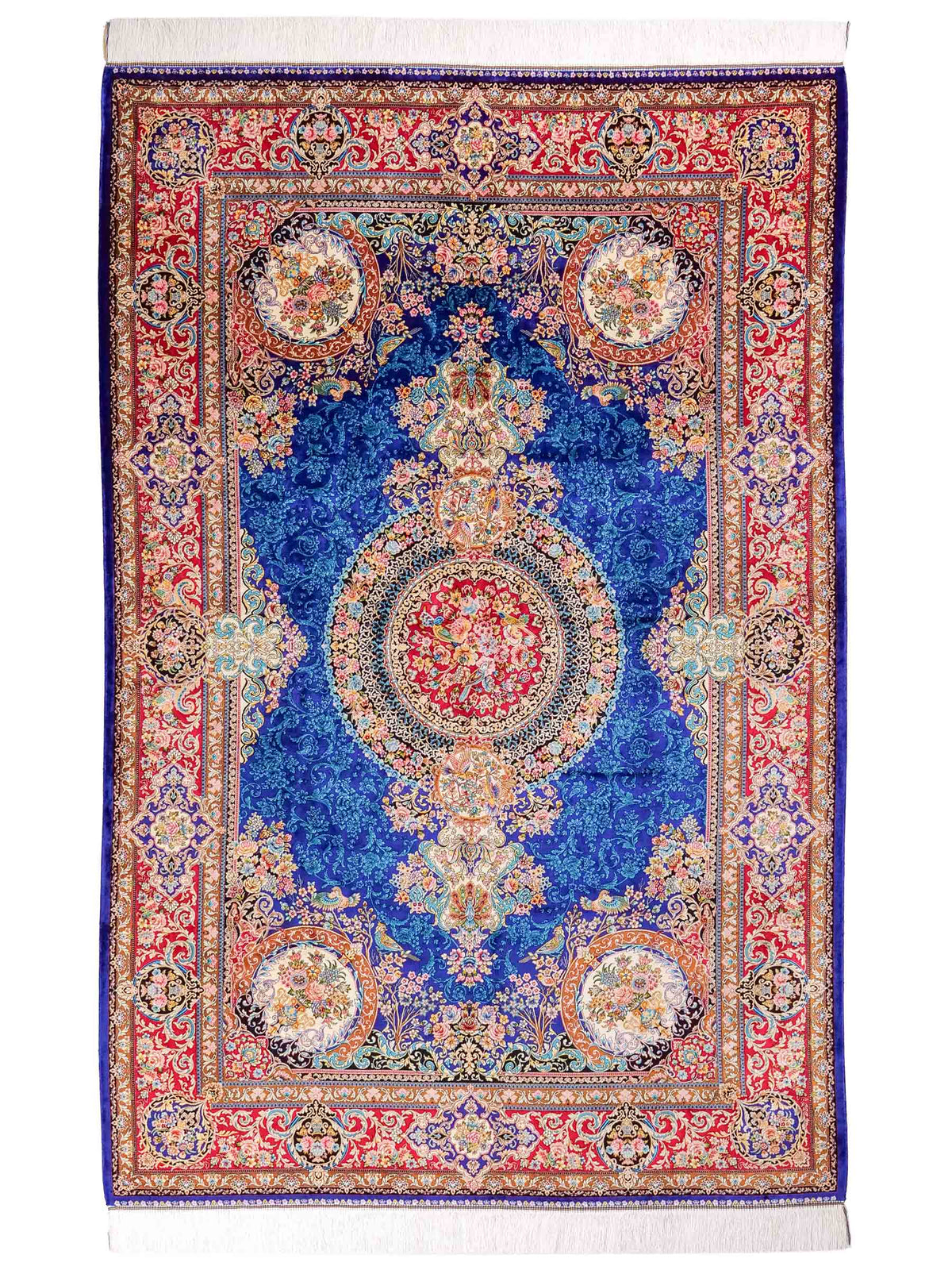 Ghom Maschinenteppich "Kubad" 225 x 150 cm, mit Medaillon, aus pflanzlicher Seide (Viskose), Dunkelblau/Rot. Teppichnummer: V70DB338H. Persian Luxury Collection by Khademi. Made in Iran / Persia – Vertrieb durch JUPITER Intl.