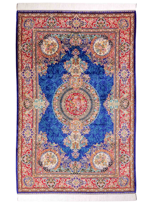 Ghom Maschinenteppich "Kubad" 225 x 150 cm, mit Medaillon, aus pflanzlicher Seide (Viskose), Dunkelblau/Rot. Teppichnummer: V70DB338H. Persian Luxury Collection by Khademi. Made in Iran / Persia – Vertrieb durch JUPITER Intl.