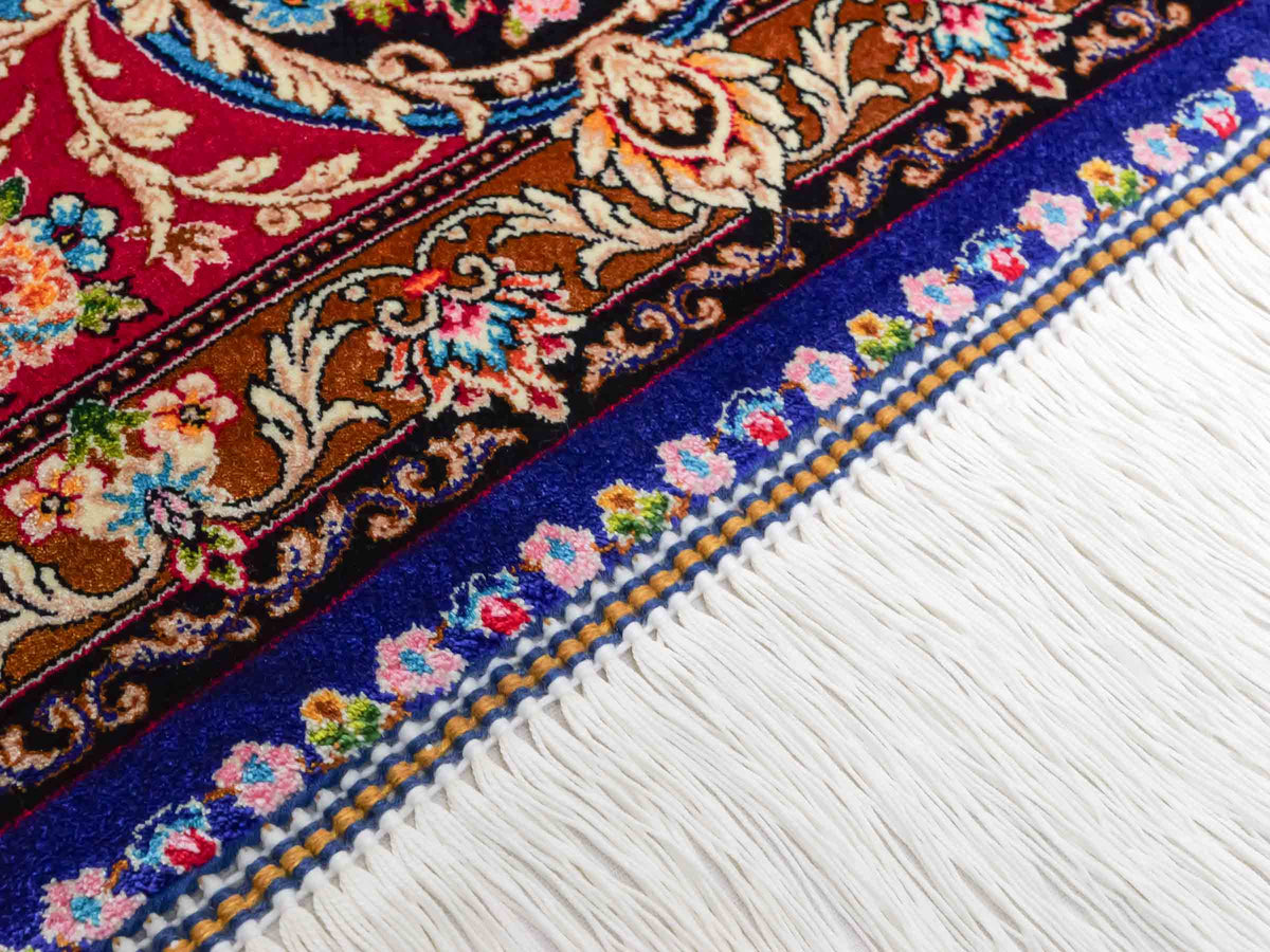 Ghom Maschinenteppich "Kubad" 225 x 150 cm, mit Medaillon, aus pflanzlicher Seide (Viskose), Dunkelblau/Rot. Teppichnummer: V70DB338H. Persian Luxury Collection by Khademi. Made in Iran / Persia – Vertrieb durch JUPITER Intl.