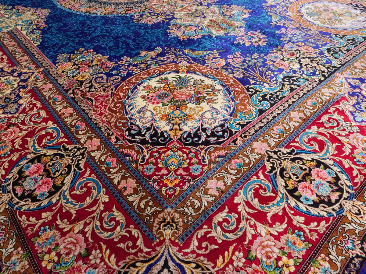 Ghom Maschinenteppich "Kubad" 225 x 150 cm, mit Medaillon, aus pflanzlicher Seide (Viskose), Dunkelblau/Rot. Teppichnummer: V70DB338H. Persian Luxury Collection by Khademi. Made in Iran / Persia – Vertrieb durch JUPITER Intl.