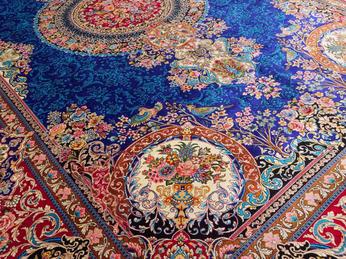 Ghom Maschinenteppich "Kubad" 225 x 150 cm, mit Medaillon, aus pflanzlicher Seide (Viskose), Dunkelblau/Rot. Teppichnummer: V70DB338H. Persian Luxury Collection by Khademi. Made in Iran / Persia – Vertrieb durch JUPITER Intl.