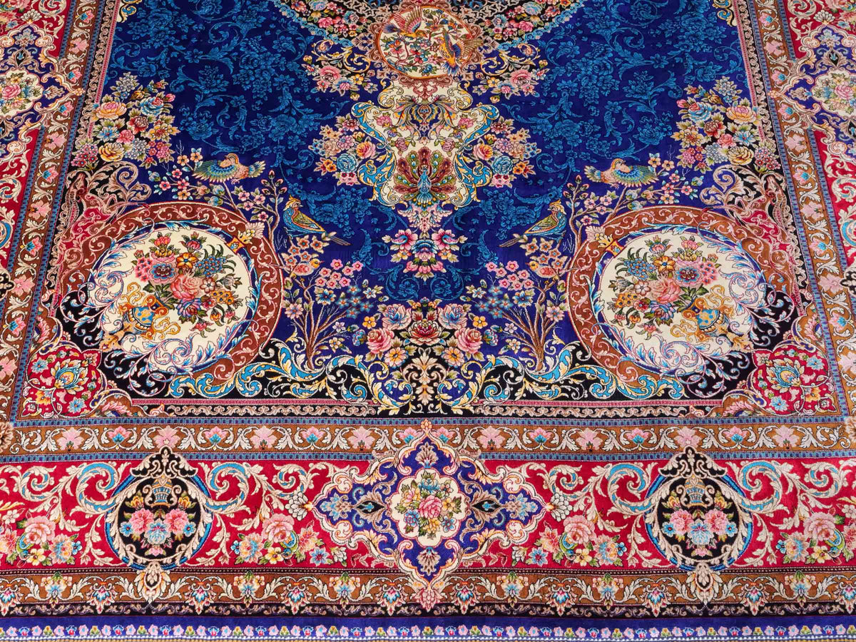 Ghom Maschinenteppich "Kubad" 225 x 150 cm, mit Medaillon, aus pflanzlicher Seide (Viskose), Dunkelblau/Rot. Teppichnummer: V70DB338H. Persian Luxury Collection by Khademi. Made in Iran / Persia – Vertrieb durch JUPITER Intl.