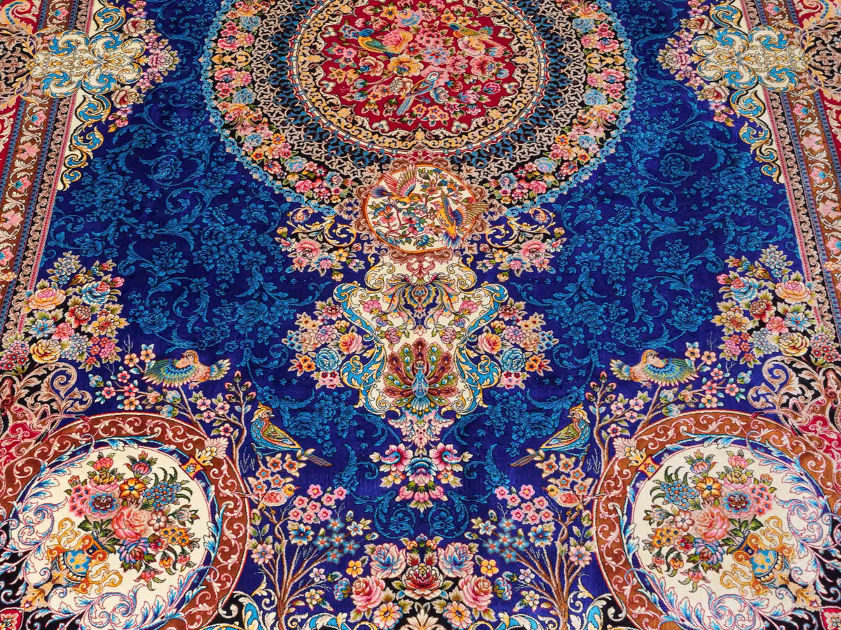 Ghom Maschinenteppich "Kubad" 225 x 150 cm, mit Medaillon, aus pflanzlicher Seide (Viskose), Dunkelblau/Rot. Teppichnummer: V70DB338H. Persian Luxury Collection by Khademi. Made in Iran / Persia – Vertrieb durch JUPITER Intl.