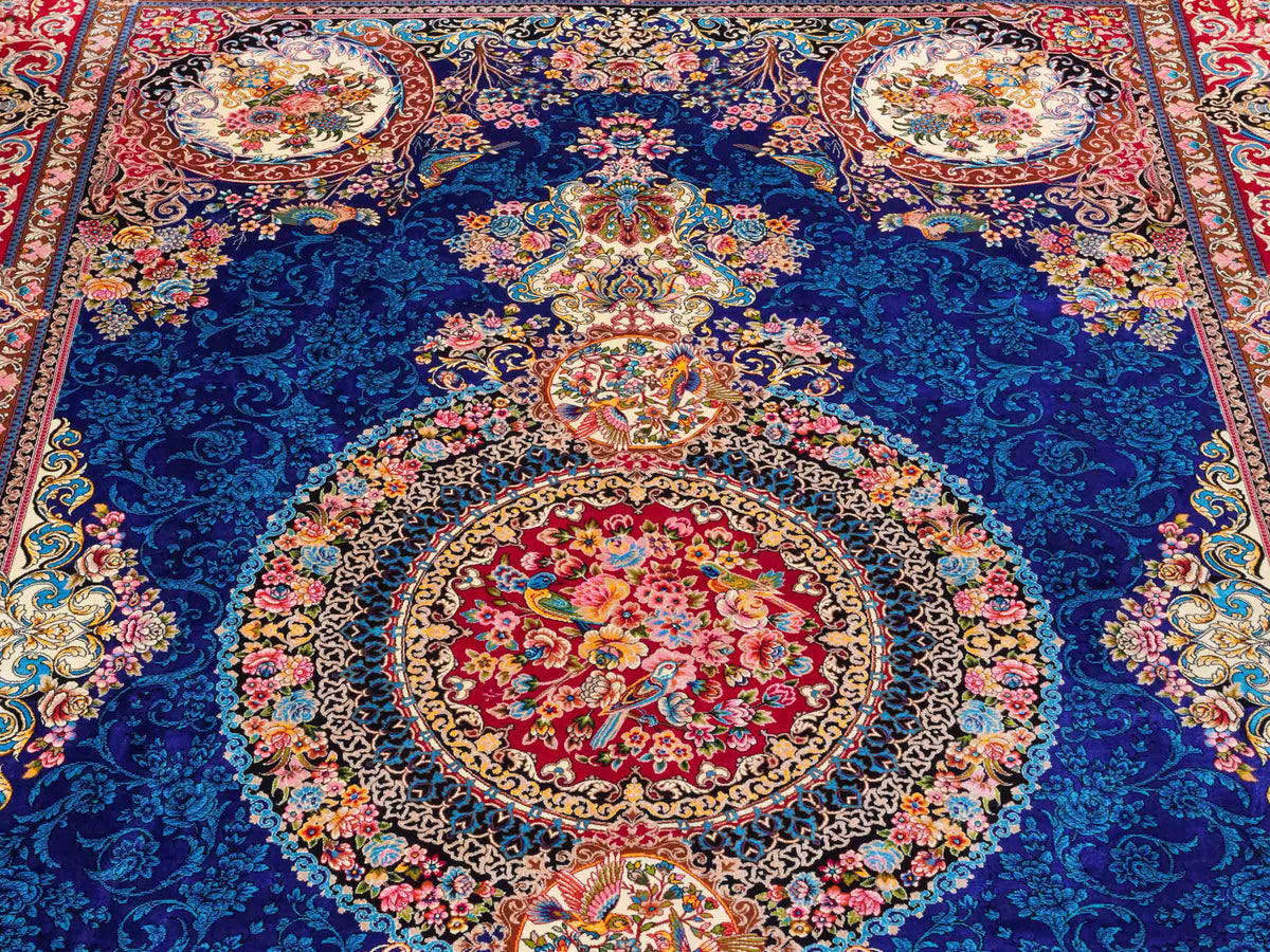 Ghom Maschinenteppich "Kubad" 225 x 150 cm, mit Medaillon, aus pflanzlicher Seide (Viskose), Dunkelblau/Rot. Teppichnummer: V70DB338H. Persian Luxury Collection by Khademi. Made in Iran / Persia – Vertrieb durch JUPITER Intl.