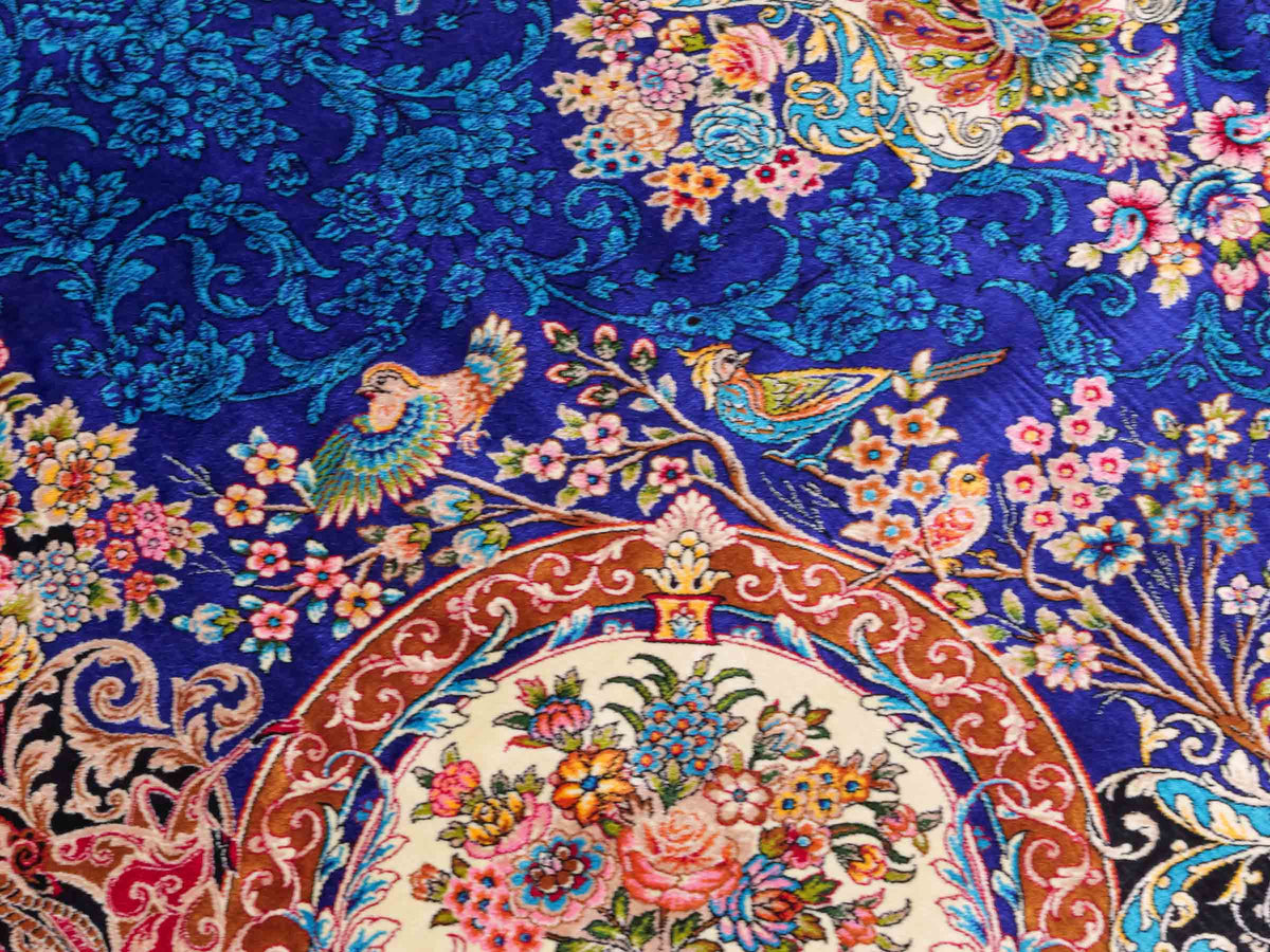 Ghom Maschinenteppich "Kubad" 225 x 150 cm, mit Medaillon, aus pflanzlicher Seide (Viskose), Dunkelblau/Rot. Teppichnummer: V70DB338H. Persian Luxury Collection by Khademi. Made in Iran / Persia – Vertrieb durch JUPITER Intl.