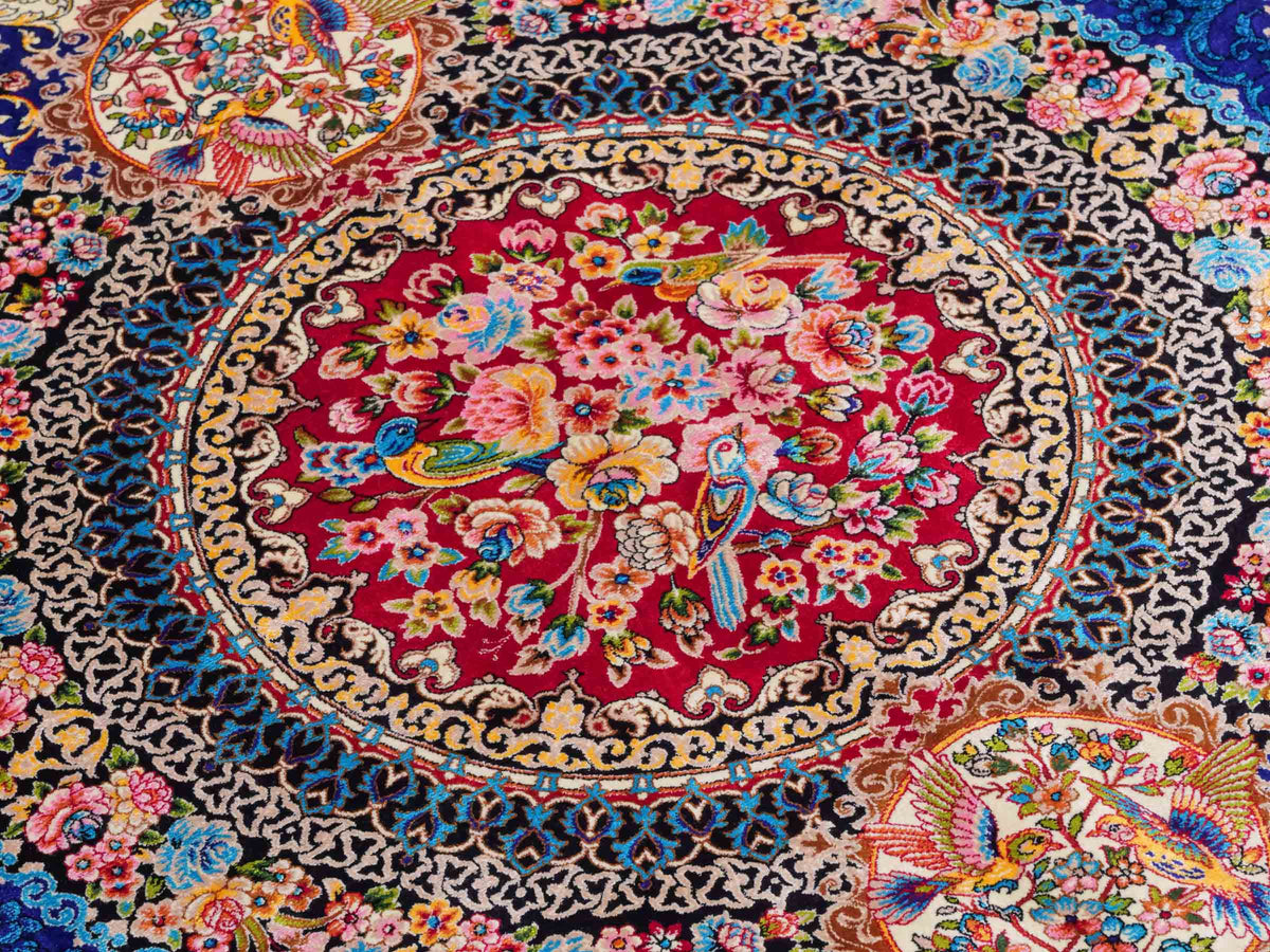Ghom Maschinenteppich "Kubad" 225 x 150 cm, mit Medaillon, aus pflanzlicher Seide (Viskose), Dunkelblau/Rot. Teppichnummer: V70DB338H. Persian Luxury Collection by Khademi. Made in Iran / Persia – Vertrieb durch JUPITER Intl.