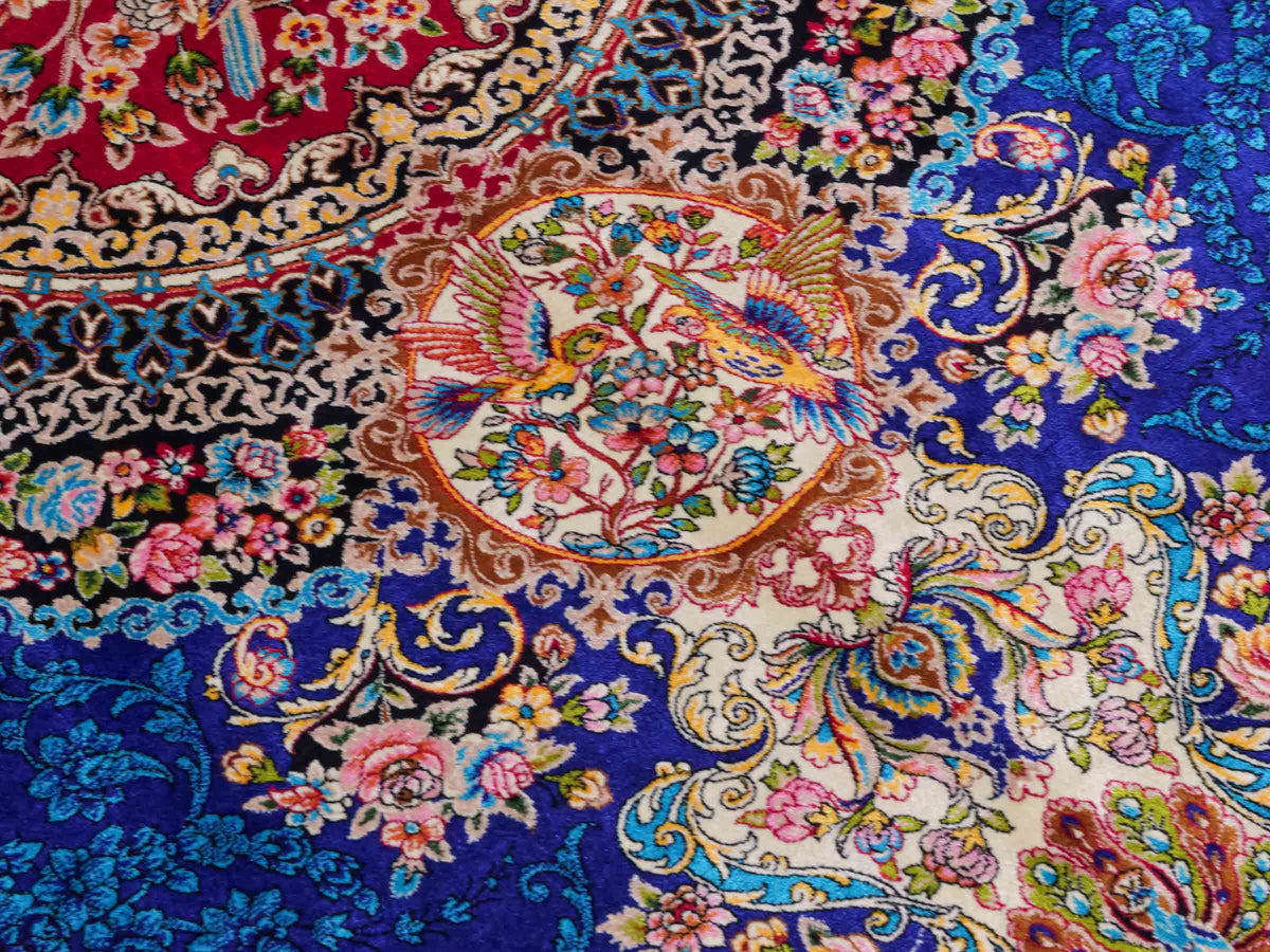 Ghom Maschinenteppich "Kubad" 225 x 150 cm, mit Medaillon, aus pflanzlicher Seide (Viskose), Dunkelblau/Rot. Teppichnummer: V70DB338H. Persian Luxury Collection by Khademi. Made in Iran / Persia – Vertrieb durch JUPITER Intl.