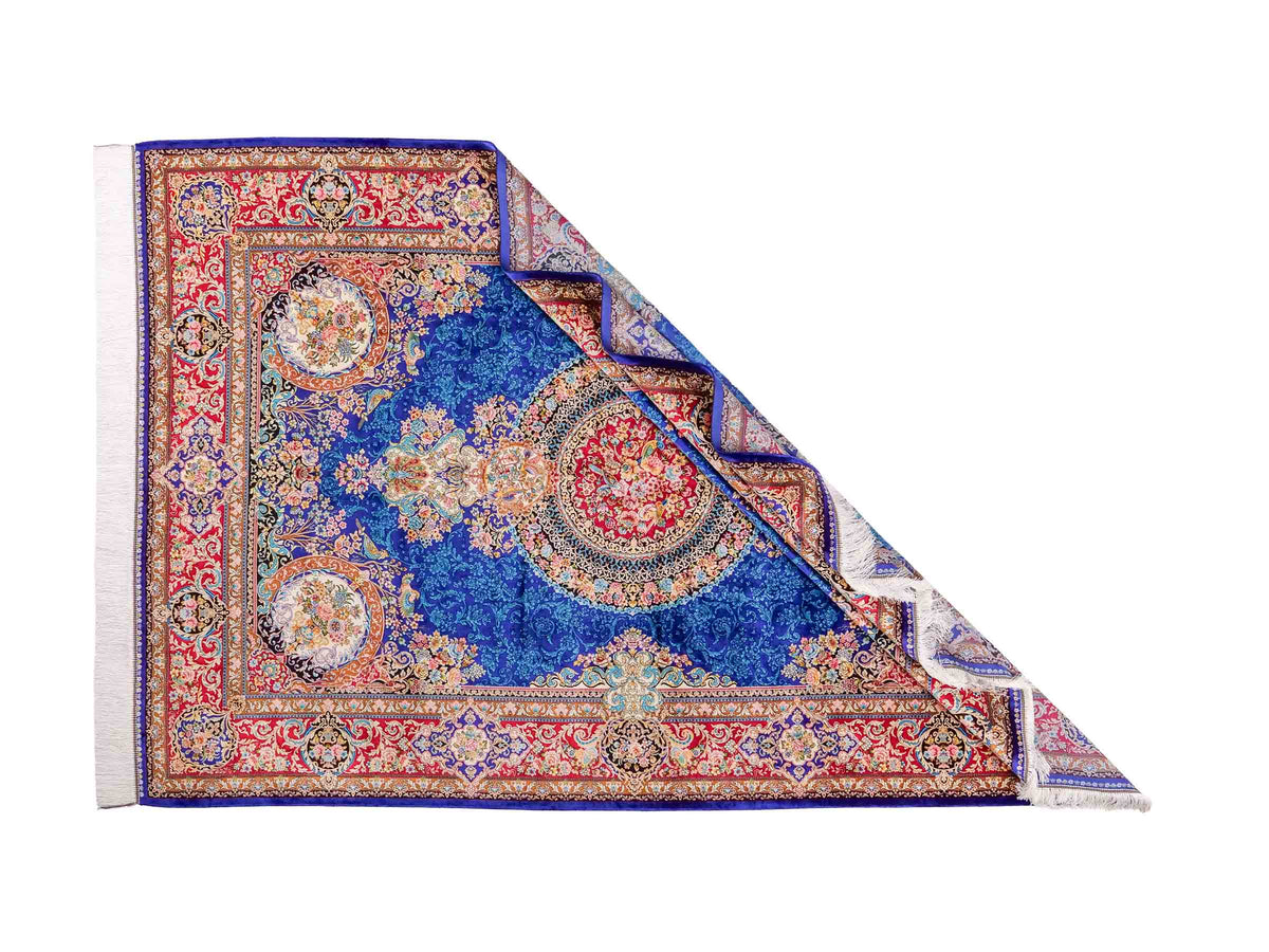 Ghom Maschinenteppich "Kubad" 225 x 150 cm, mit Medaillon, aus pflanzlicher Seide (Viskose), Dunkelblau/Rot. Teppichnummer: V70DB338H. Persian Luxury Collection by Khademi. Made in Iran / Persia – Vertrieb durch JUPITER Intl.