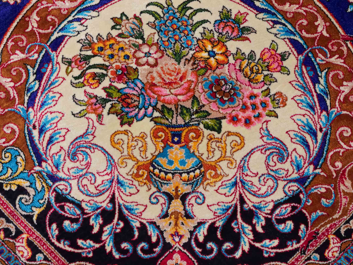 Ghom Maschinenteppich "Kubad" 225 x 150 cm, mit Medaillon, aus pflanzlicher Seide (Viskose), Dunkelblau/Rot. Teppichnummer: V70DB338H. Persian Luxury Collection by Khademi. Made in Iran / Persia – Vertrieb durch JUPITER Intl.