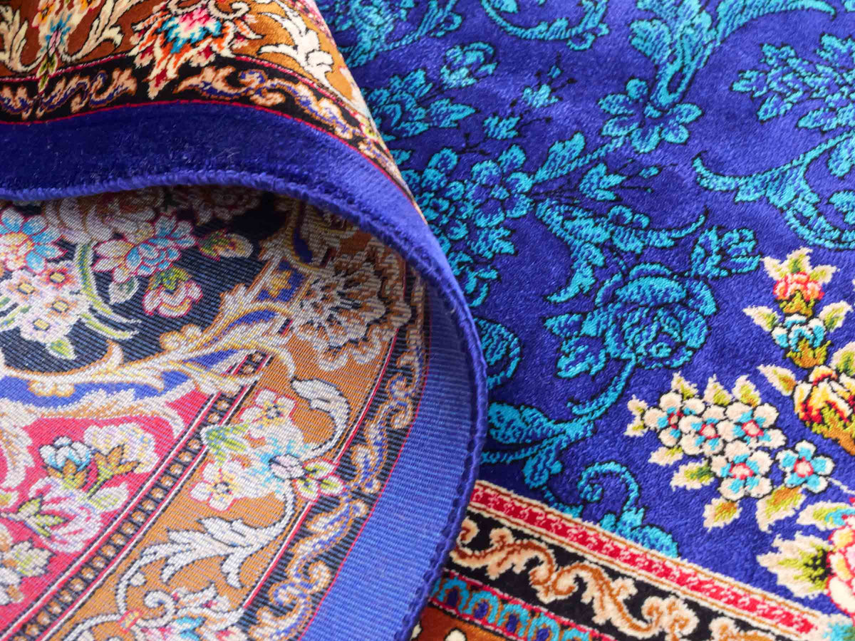 Ghom Maschinenteppich "Kubad" 225 x 150 cm, mit Medaillon, aus pflanzlicher Seide (Viskose), Dunkelblau/Rot. Teppichnummer: V70DB338H. Persian Luxury Collection by Khademi. Made in Iran / Persia – Vertrieb durch JUPITER Intl.