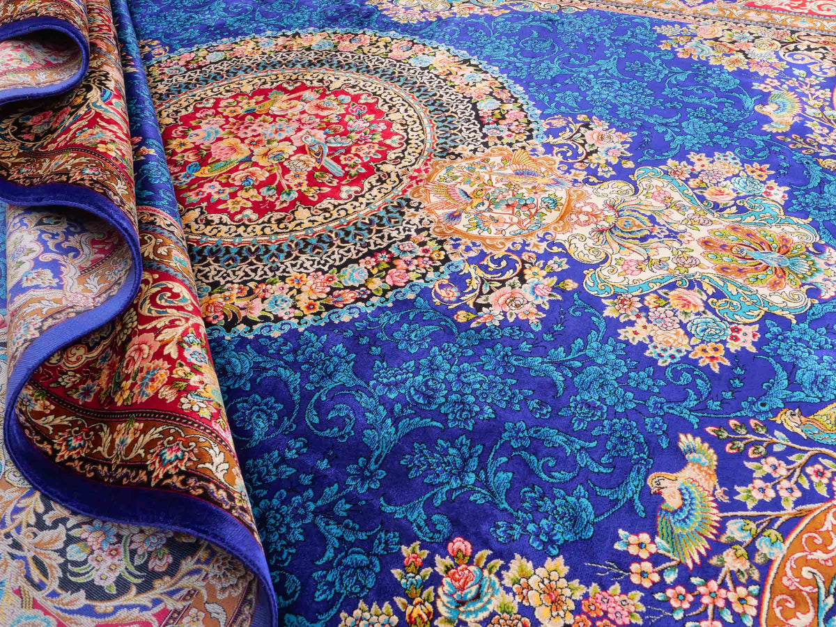 Ghom Maschinenteppich "Kubad" 225 x 150 cm, mit Medaillon, aus pflanzlicher Seide (Viskose), Dunkelblau/Rot. Teppichnummer: V70DB338H. Persian Luxury Collection by Khademi. Made in Iran / Persia – Vertrieb durch JUPITER Intl.