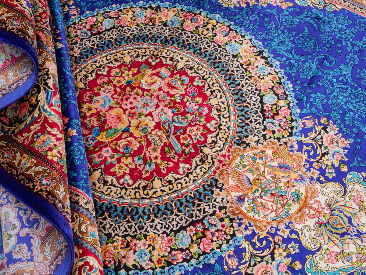 Ghom Maschinenteppich "Kubad" 225 x 150 cm, mit Medaillon, aus pflanzlicher Seide (Viskose), Dunkelblau/Rot. Teppichnummer: V70DB338H. Persian Luxury Collection by Khademi. Made in Iran / Persia – Vertrieb durch JUPITER Intl.