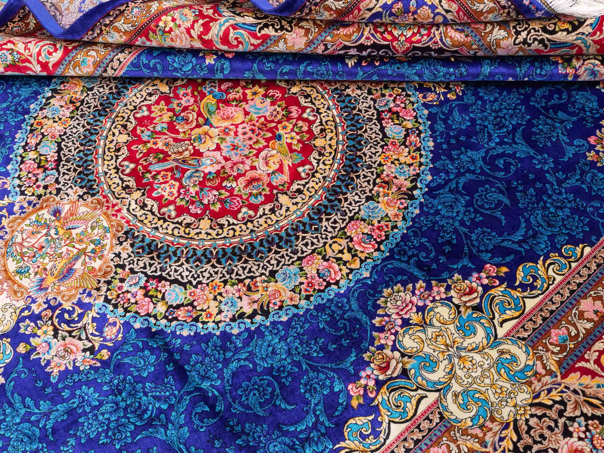 Ghom Maschinenteppich "Kubad" 225 x 150 cm, mit Medaillon, aus pflanzlicher Seide (Viskose), Dunkelblau/Rot. Teppichnummer: V70DB338H. Persian Luxury Collection by Khademi. Made in Iran / Persia – Vertrieb durch JUPITER Intl.