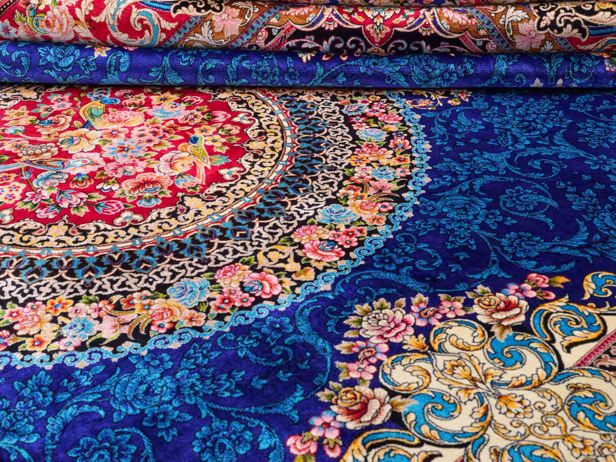 Ghom Maschinenteppich "Kubad" 225 x 150 cm, mit Medaillon, aus pflanzlicher Seide (Viskose), Dunkelblau/Rot. Teppichnummer: V70DB338H. Persian Luxury Collection by Khademi. Made in Iran / Persia – Vertrieb durch JUPITER Intl.