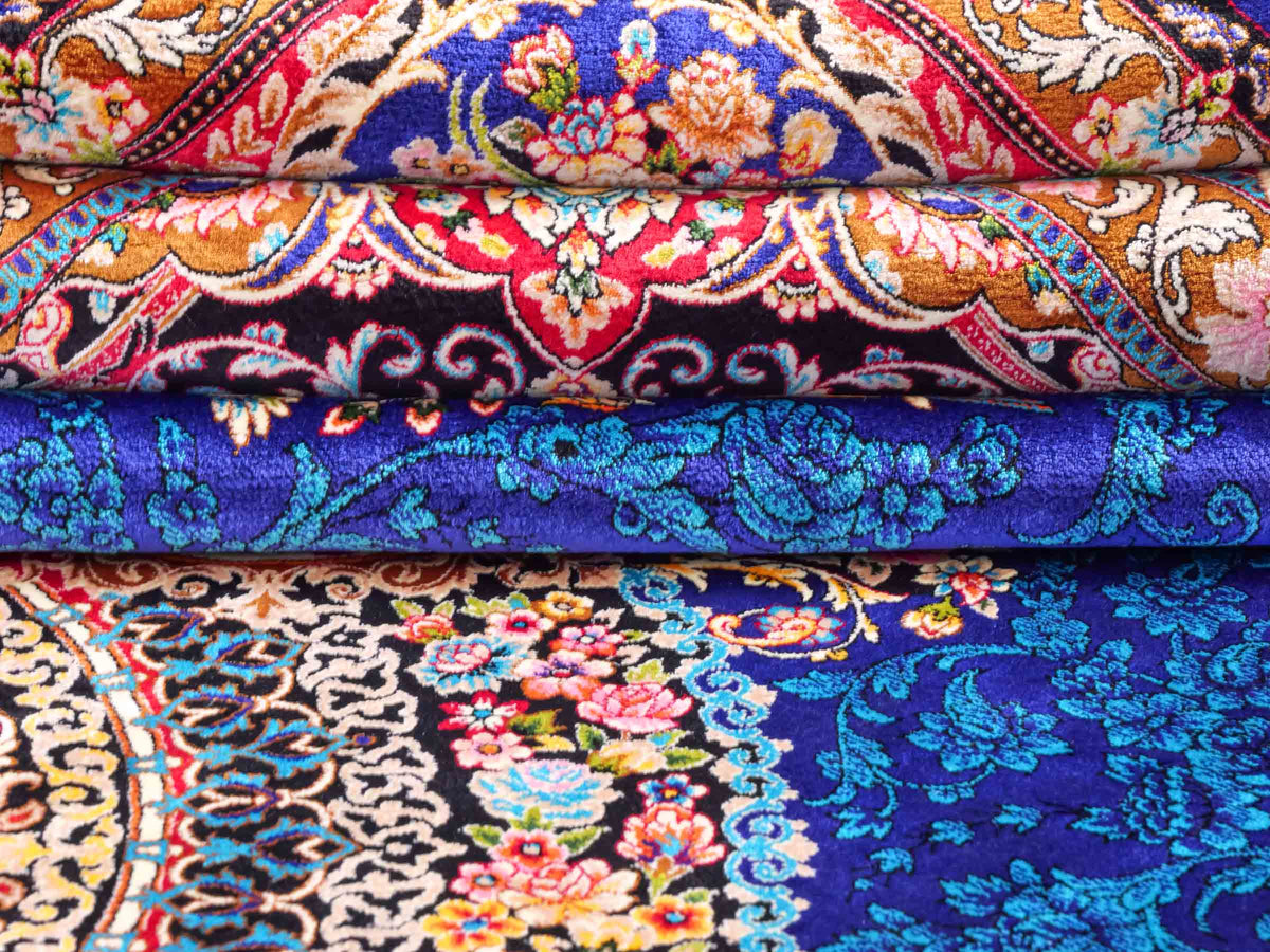 Ghom Maschinenteppich "Kubad" 225 x 150 cm, mit Medaillon, aus pflanzlicher Seide (Viskose), Dunkelblau/Rot. Teppichnummer: V70DB338H. Persian Luxury Collection by Khademi. Made in Iran / Persia – Vertrieb durch JUPITER Intl.