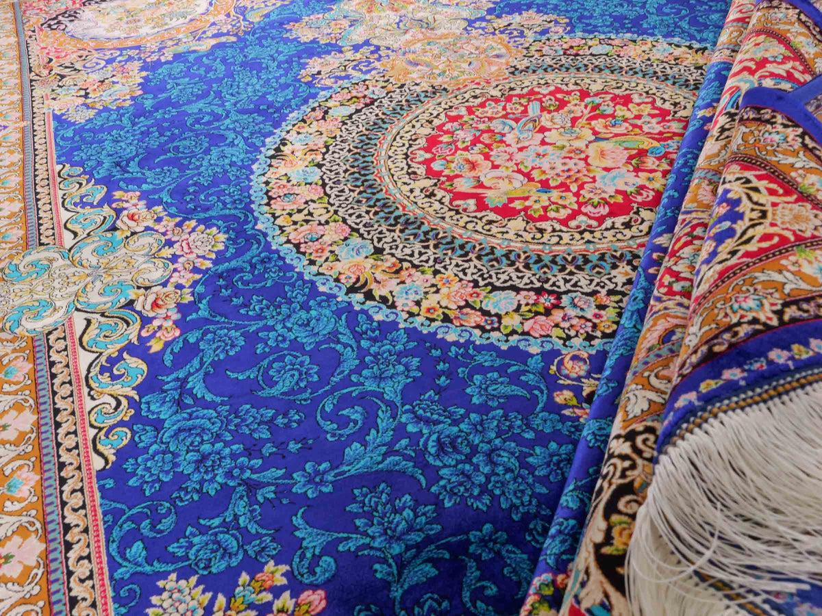 Ghom Maschinenteppich "Kubad" 225 x 150 cm, mit Medaillon, aus pflanzlicher Seide (Viskose), Dunkelblau/Rot. Teppichnummer: V70DB338H. Persian Luxury Collection by Khademi. Made in Iran / Persia – Vertrieb durch JUPITER Intl.