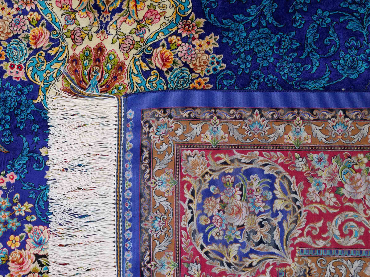 Ghom Maschinenteppich "Kubad" 225 x 150 cm, mit Medaillon, aus pflanzlicher Seide (Viskose), Dunkelblau/Rot. Teppichnummer: V70DB338H. Persian Luxury Collection by Khademi. Made in Iran / Persia – Vertrieb durch JUPITER Intl.