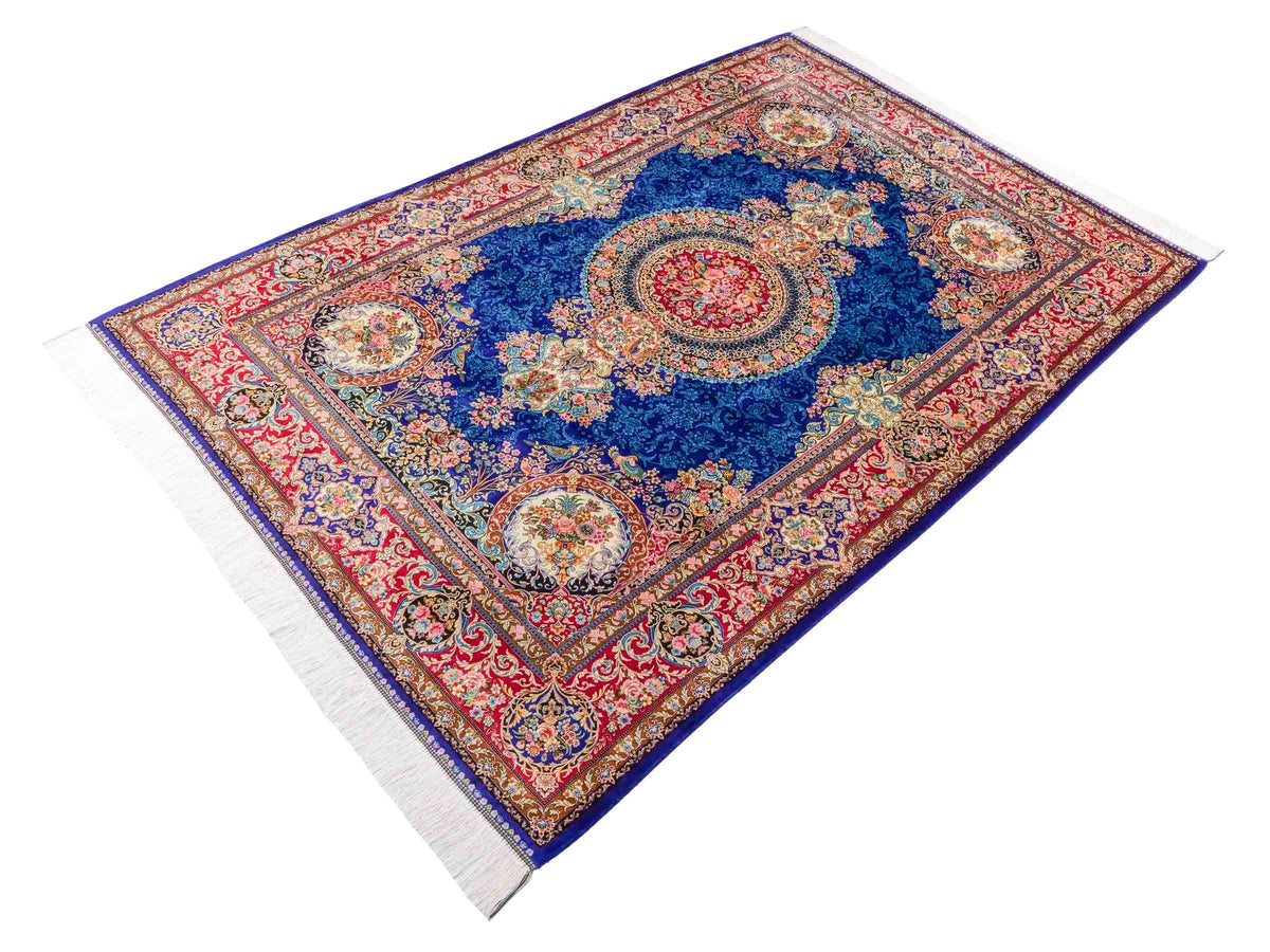 Ghom Maschinenteppich "Kubad" 225 x 150 cm, mit Medaillon, aus pflanzlicher Seide (Viskose), Dunkelblau/Rot. Teppichnummer: V70DB338H. Persian Luxury Collection by Khademi. Made in Iran / Persia – Vertrieb durch JUPITER Intl.