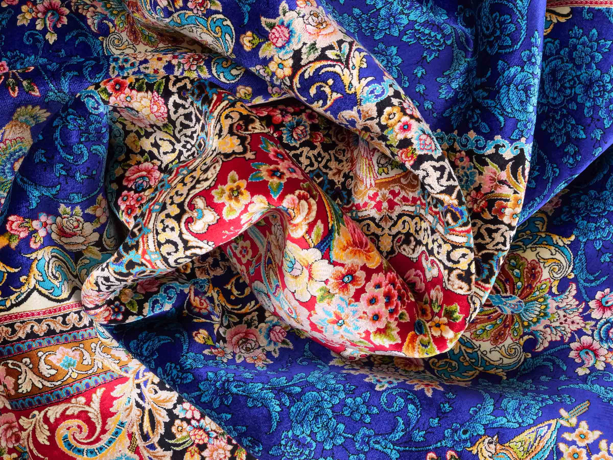 Ghom Maschinenteppich "Kubad" 225 x 150 cm, mit Medaillon, aus pflanzlicher Seide (Viskose), Dunkelblau/Rot. Teppichnummer: V70DB338H. Persian Luxury Collection by Khademi. Made in Iran / Persia – Vertrieb durch JUPITER Intl.