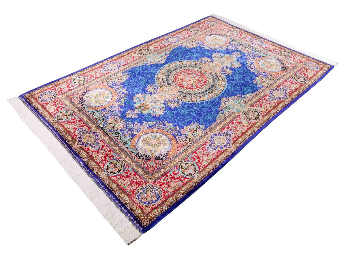 Ghom Maschinenteppich "Kubad" 225 x 150 cm, mit Medaillon, aus pflanzlicher Seide (Viskose), Dunkelblau/Rot. Teppichnummer: V70DB338H. Persian Luxury Collection by Khademi. Made in Iran / Persia – Vertrieb durch JUPITER Intl.
