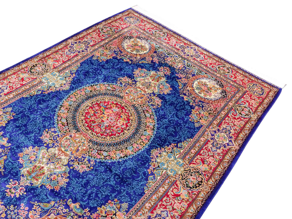 Ghom Maschinenteppich "Kubad" 225 x 150 cm, mit Medaillon, aus pflanzlicher Seide (Viskose), Dunkelblau/Rot. Teppichnummer: V70DB338H. Persian Luxury Collection by Khademi. Made in Iran / Persia – Vertrieb durch JUPITER Intl.