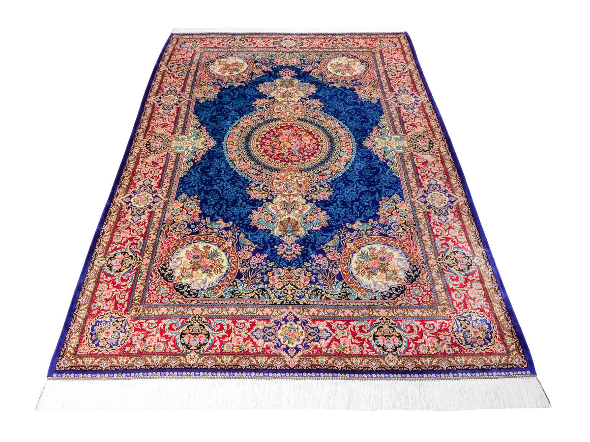Ghom Maschinenteppich "Kubad" 225 x 150 cm, mit Medaillon, aus pflanzlicher Seide (Viskose), Dunkelblau/Rot. Teppichnummer: V70DB338H. Persian Luxury Collection by Khademi. Made in Iran / Persia – Vertrieb durch JUPITER Intl.