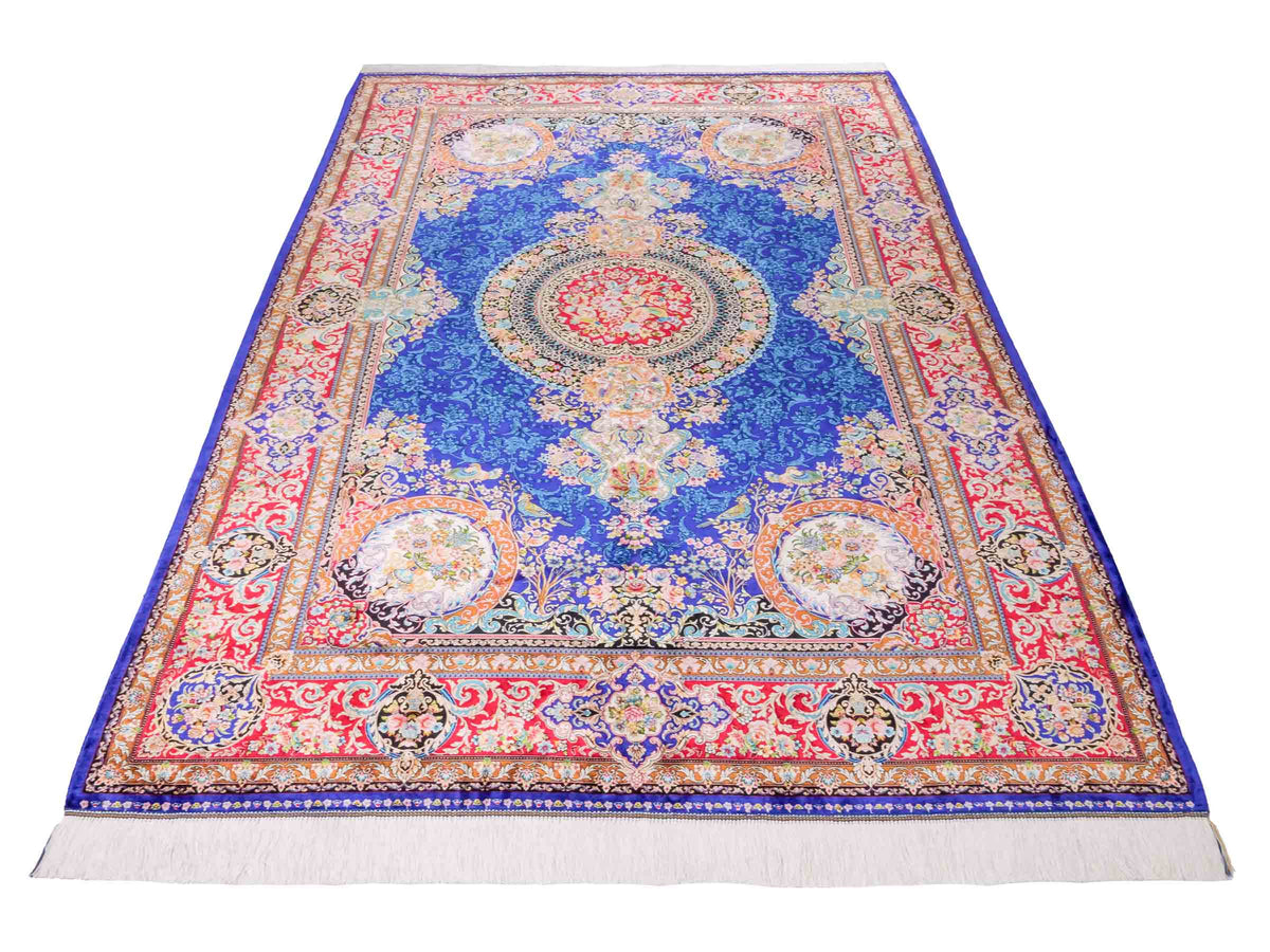 Ghom Maschinenteppich "Kubad" 225 x 150 cm, mit Medaillon, aus pflanzlicher Seide (Viskose), Dunkelblau/Rot. Teppichnummer: V70DB338H. Persian Luxury Collection by Khademi. Made in Iran / Persia – Vertrieb durch JUPITER Intl.