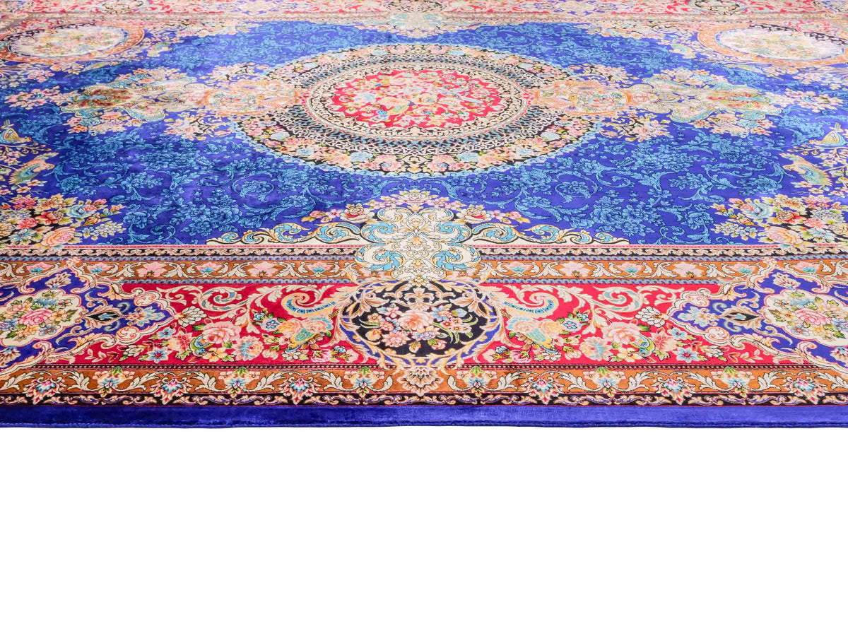 Ghom Maschinenteppich "Kubad" 225 x 150 cm, mit Medaillon, aus pflanzlicher Seide (Viskose), Dunkelblau/Rot. Teppichnummer: V70DB338H. Persian Luxury Collection by Khademi. Made in Iran / Persia – Vertrieb durch JUPITER Intl.
