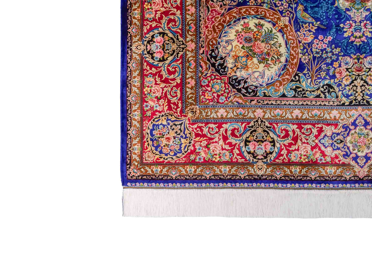 Ghom Maschinenteppich "Kubad" 225 x 150 cm, mit Medaillon, aus pflanzlicher Seide (Viskose), Dunkelblau/Rot. Teppichnummer: V70DB338H. Persian Luxury Collection by Khademi. Made in Iran / Persia – Vertrieb durch JUPITER Intl.