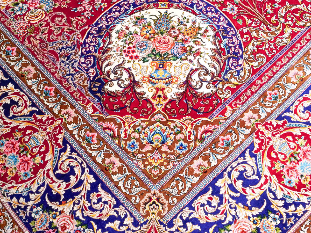 Ghom Maschinenteppich "Kubad" 300 x 200 cm, mit Medaillon, aus pflanzlicher Seide (Viskose), Rot-Marineblau. Teppichnummer: V70RD600M. Persian Luxury Collection by Khademi. Made in Iran / Persia – Vertrieb durch JUPITER Intl.