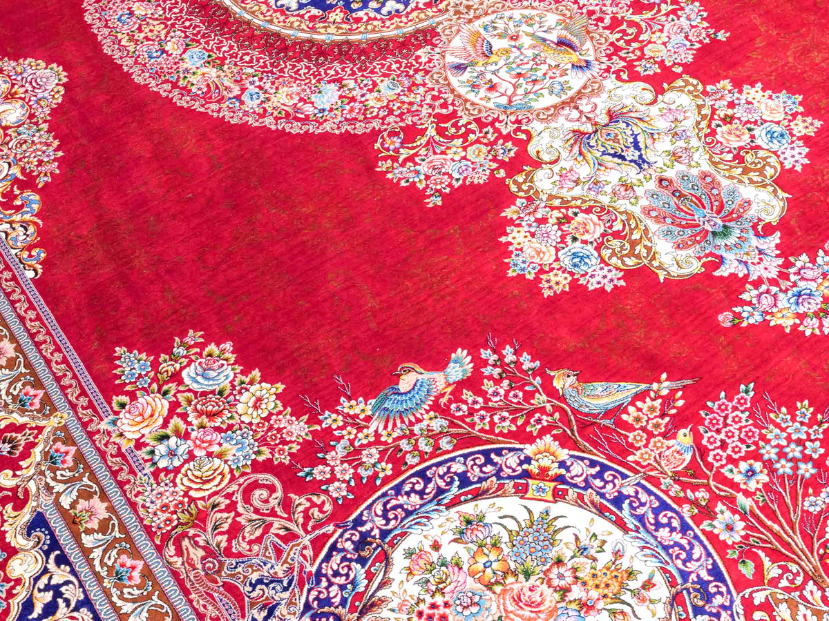 Ghom Maschinenteppich "Kubad" 300 x 200 cm, mit Medaillon, aus pflanzlicher Seide (Viskose), Rot-Marineblau. Teppichnummer: V70RD600M. Persian Luxury Collection by Khademi. Made in Iran / Persia – Vertrieb durch JUPITER Intl.