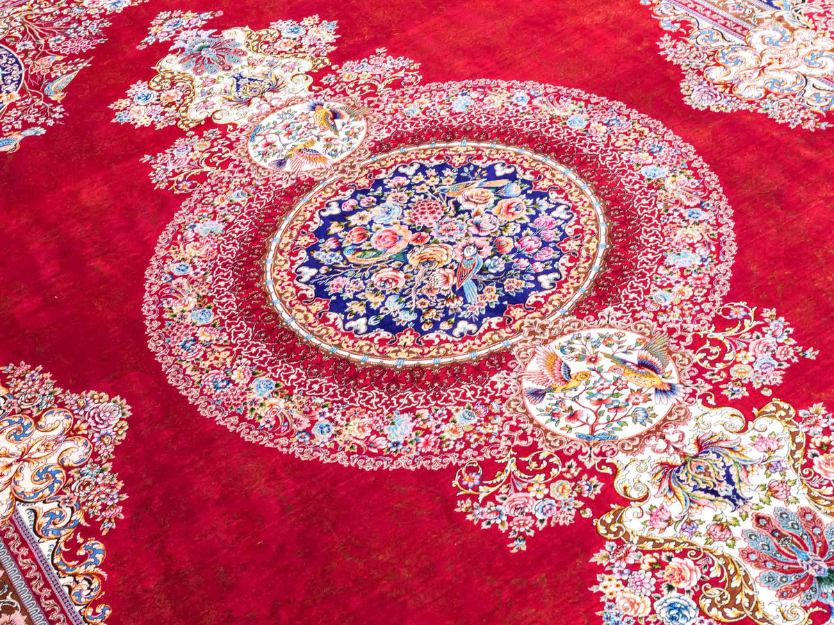 Ghom Maschinenteppich "Kubad" 300 x 200 cm, mit Medaillon, aus pflanzlicher Seide (Viskose), Rot-Marineblau. Teppichnummer: V70RD600M. Persian Luxury Collection by Khademi. Made in Iran / Persia – Vertrieb durch JUPITER Intl.