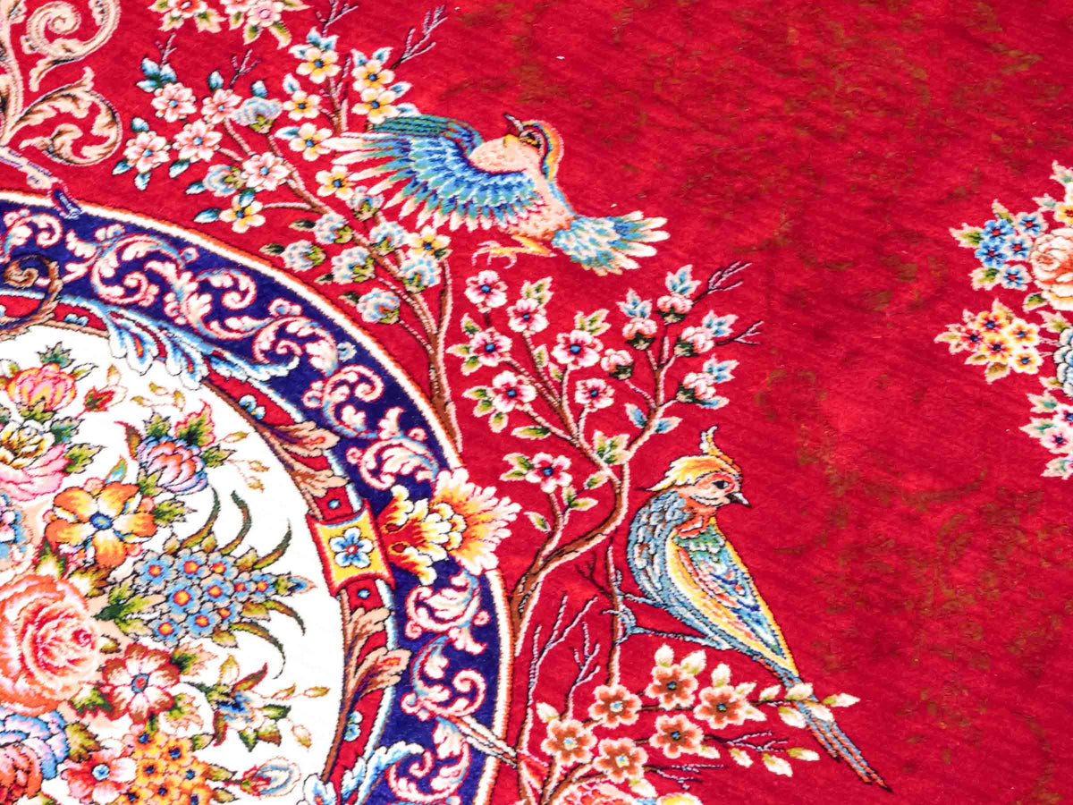 Ghom Maschinenteppich "Kubad" 300 x 200 cm, mit Medaillon, aus pflanzlicher Seide (Viskose), Rot-Marineblau. Teppichnummer: V70RD600M. Persian Luxury Collection by Khademi. Made in Iran / Persia – Vertrieb durch JUPITER Intl.