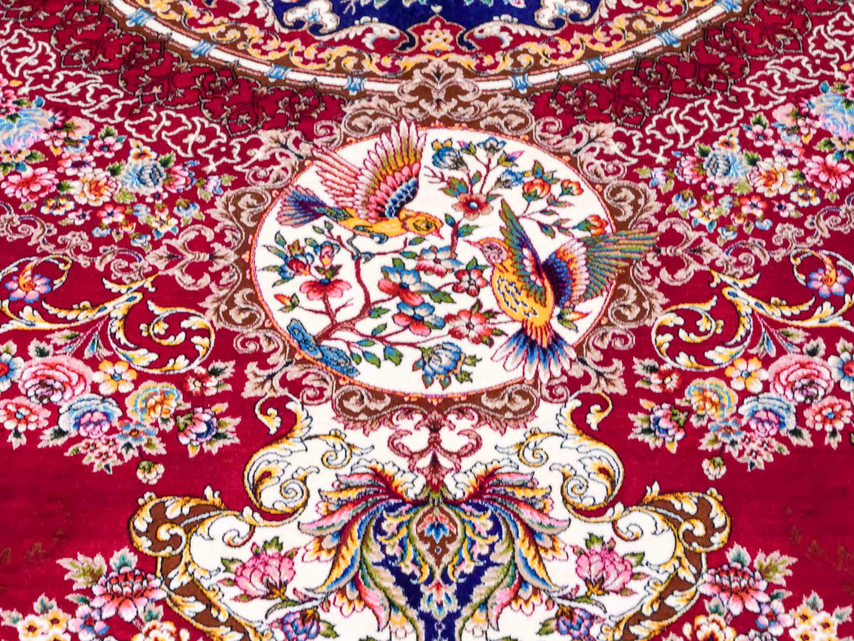 Ghom Maschinenteppich "Kubad" 300 x 200 cm, mit Medaillon, aus pflanzlicher Seide (Viskose), Rot-Marineblau. Teppichnummer: V70RD600M. Persian Luxury Collection by Khademi. Made in Iran / Persia – Vertrieb durch JUPITER Intl.