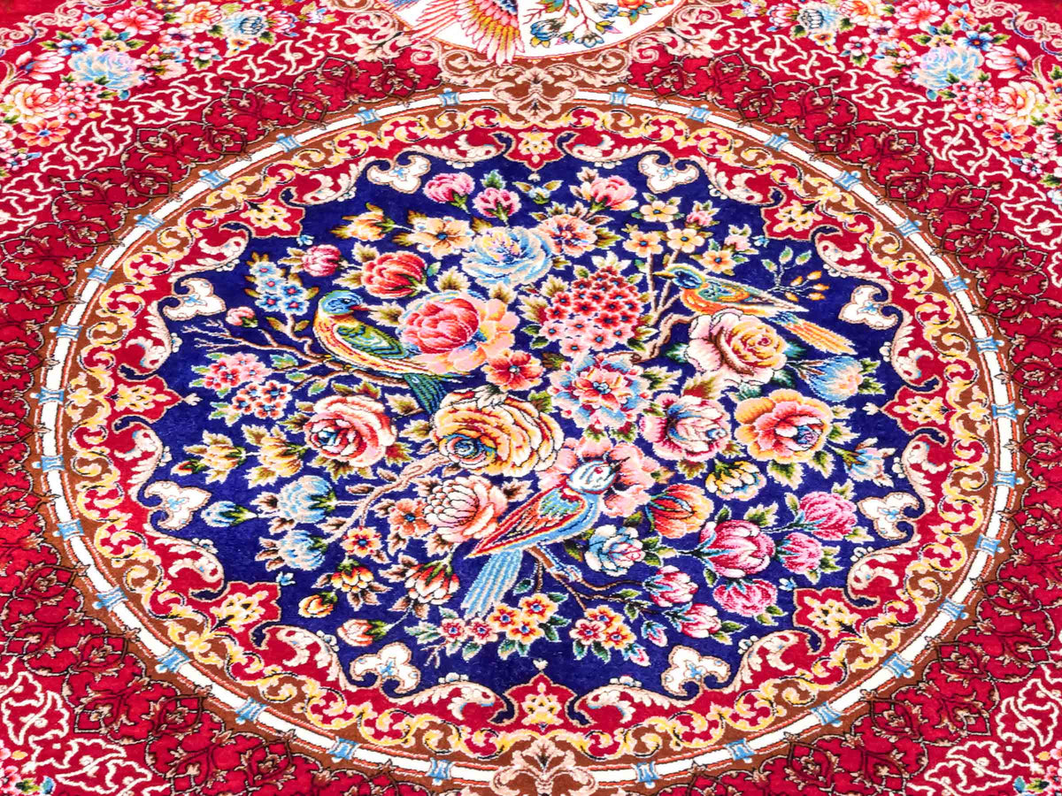 Ghom Maschinenteppich "Kubad" 300 x 200 cm, mit Medaillon, aus pflanzlicher Seide (Viskose), Rot-Marineblau. Teppichnummer: V70RD600M. Persian Luxury Collection by Khademi. Made in Iran / Persia – Vertrieb durch JUPITER Intl.