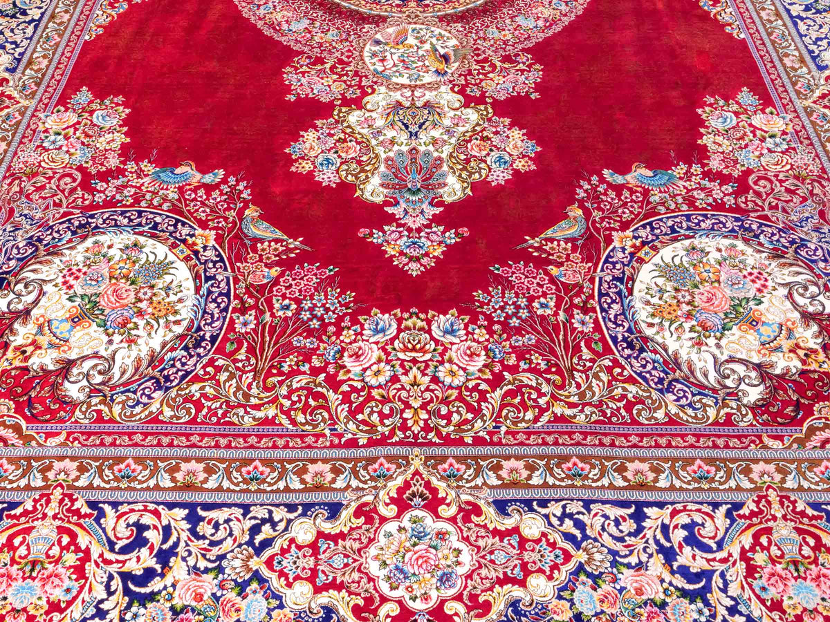 Ghom Maschinenteppich "Kubad" 300 x 200 cm, mit Medaillon, aus pflanzlicher Seide (Viskose), Rot-Marineblau. Teppichnummer: V70RD600M. Persian Luxury Collection by Khademi. Made in Iran / Persia – Vertrieb durch JUPITER Intl.